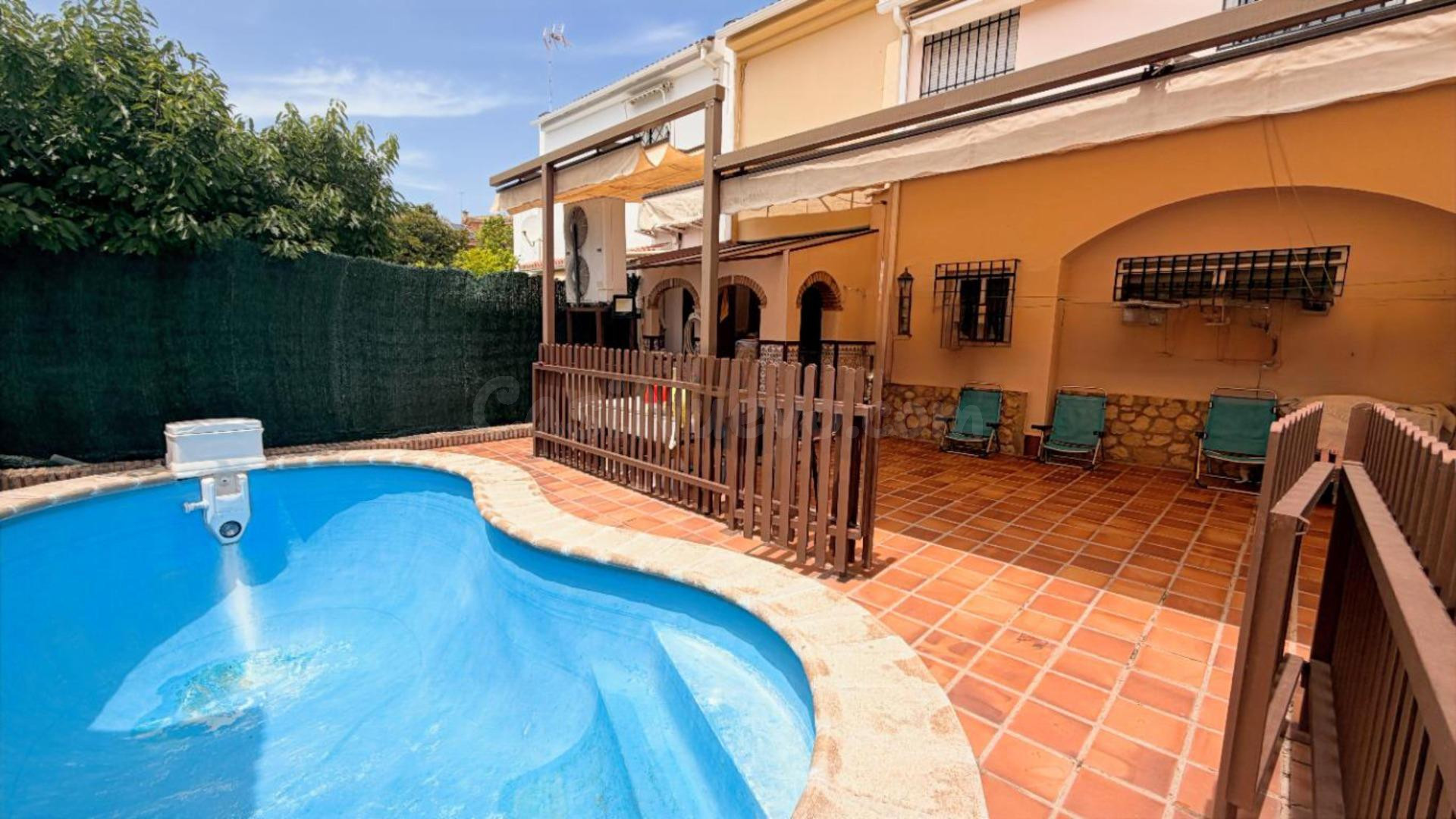 AMPLIA CASA JUNTO LA ASOMADILLA CON PISCINA PROPIA