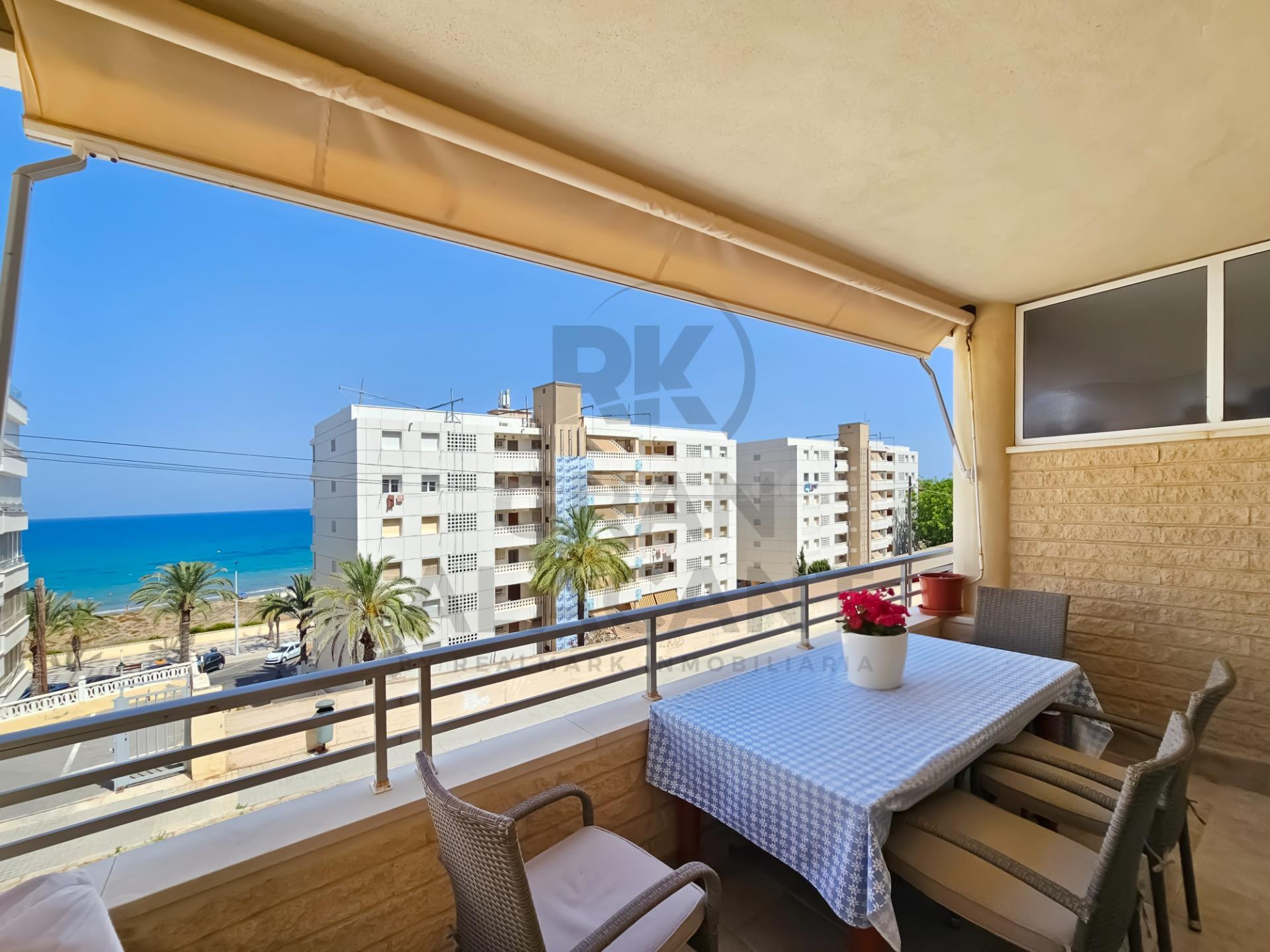 Piso con vistas al mar, terraza, estudio independiente y gar