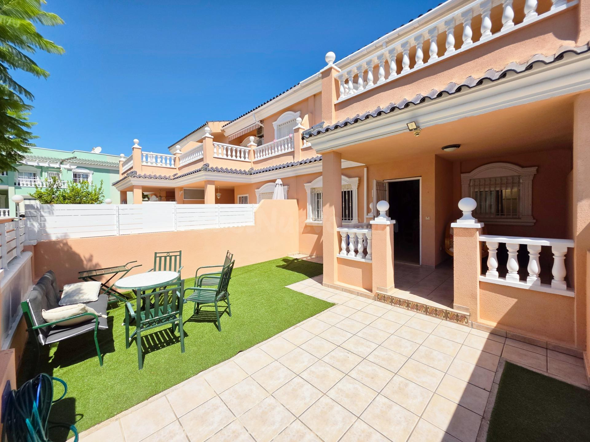 Bungalow de 2 plantas con terraza frente a la piscina en Mediterráneo II, Gran Alacant