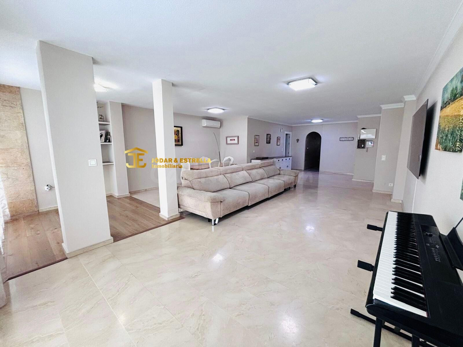 PISO DE LUJO CON GRANDES DIMENSIONES EN EL CENTRO - foto 3