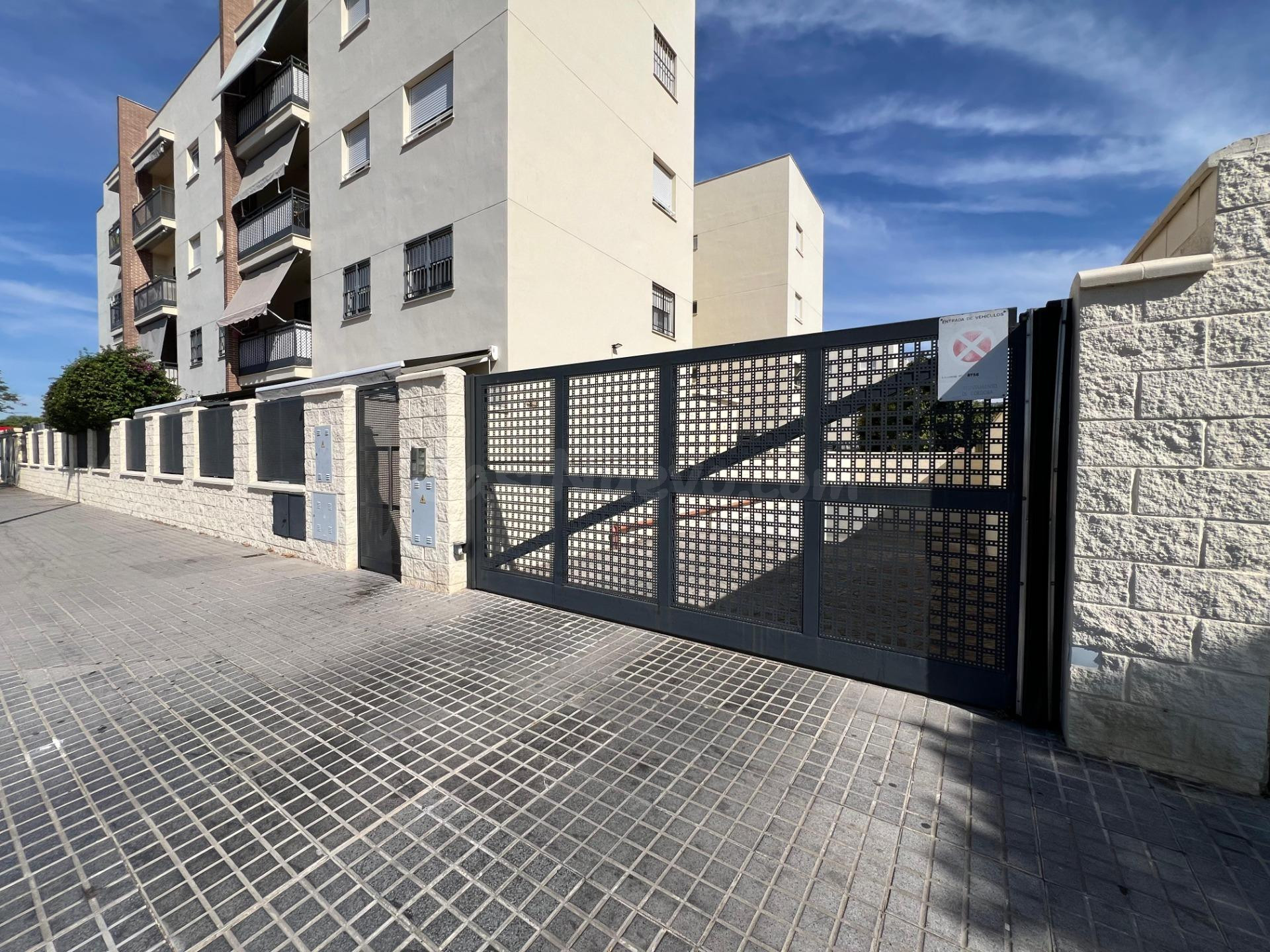 ¡Oportunidad! Amplia plaza de garaje en Parque Azahara, Córd - foto 2