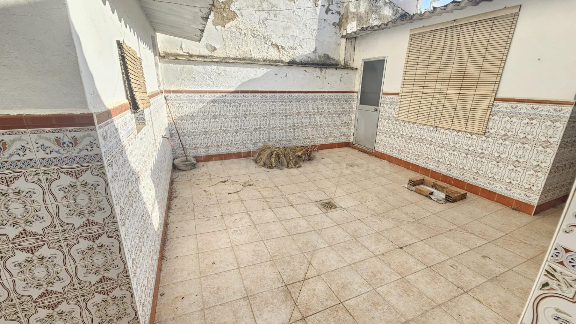 CASA EN CAÑERO CON PATIO, PROYECTO DE REFORMA Y GRAN POTENCI