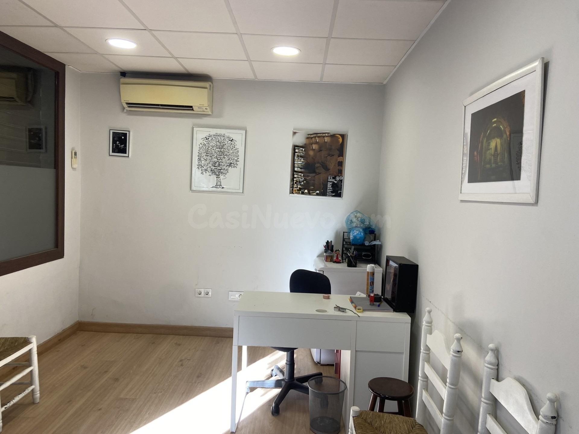 Local comercial junto a Carlos III. Reformado e insonorizado.