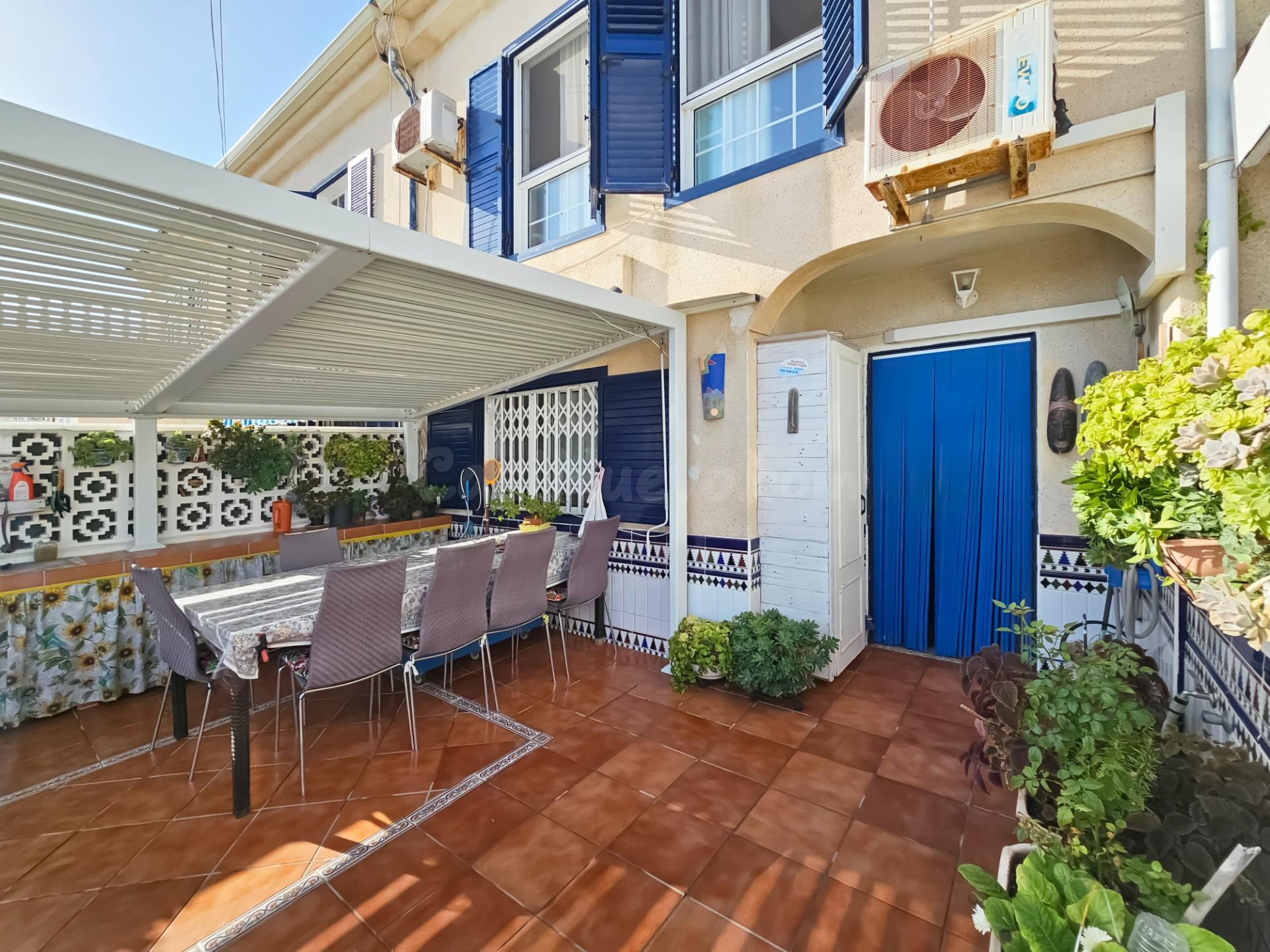 Chalet reformado con terraza, pérgola bioclimática y piscina comunitaria