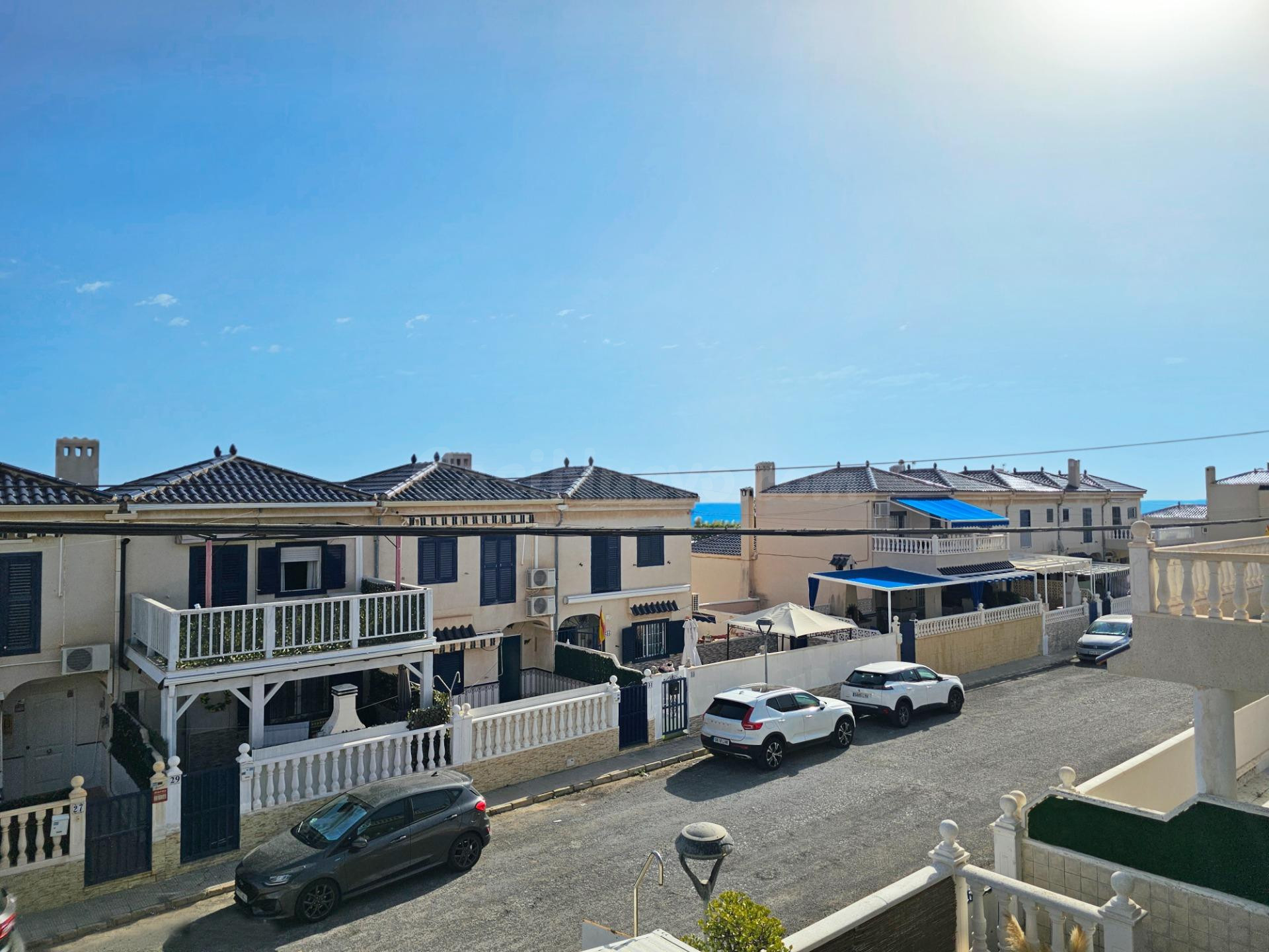 Chalet reformado con terraza, pérgola bioclimática y piscina - foto 3