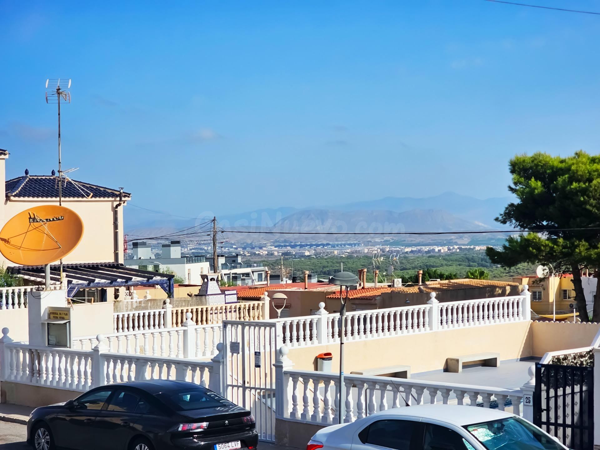 Chalet reformado con terraza, pérgola bioclimática y piscina - foto 4
