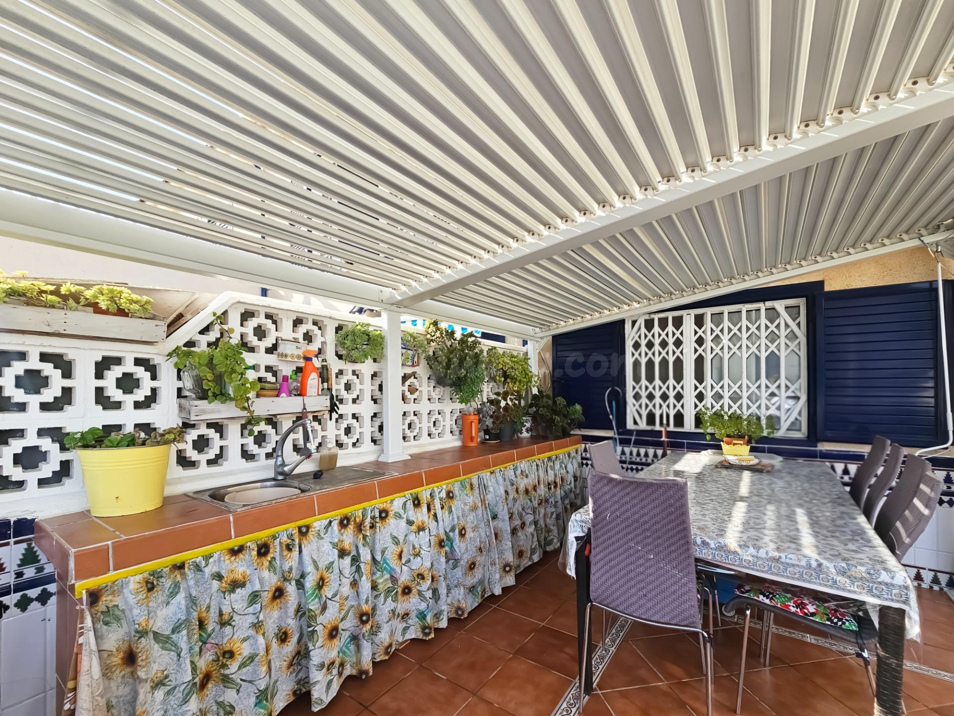 Chalet reformado con terraza, pérgola bioclimática y piscina - foto 5