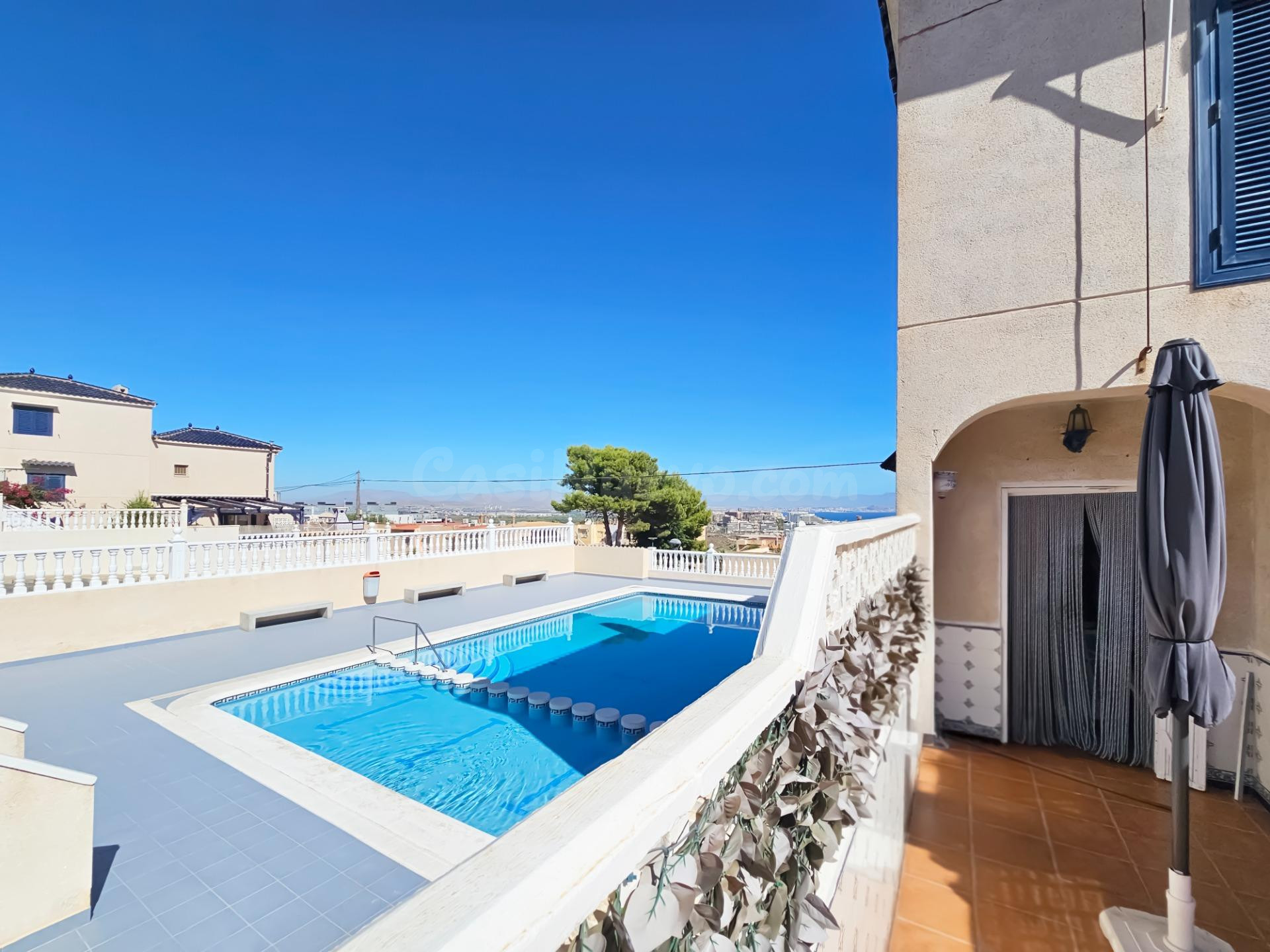 Vivienda semi reformada con orientación sur, terraza y piscina comunitaria en Urbanización Sol y Playa