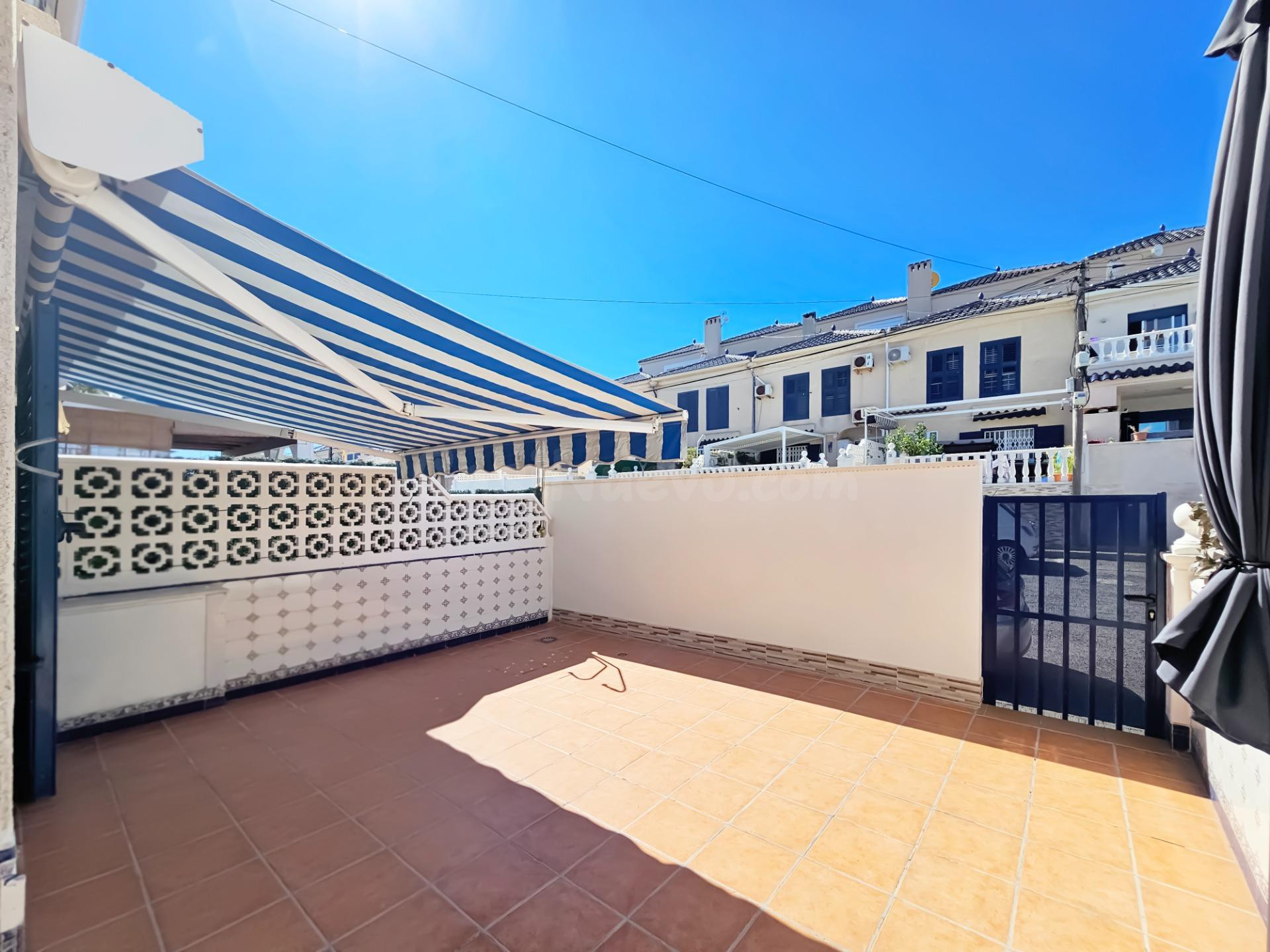 Vivienda semi reformada con orientación sur, terraza y pisci - foto 3