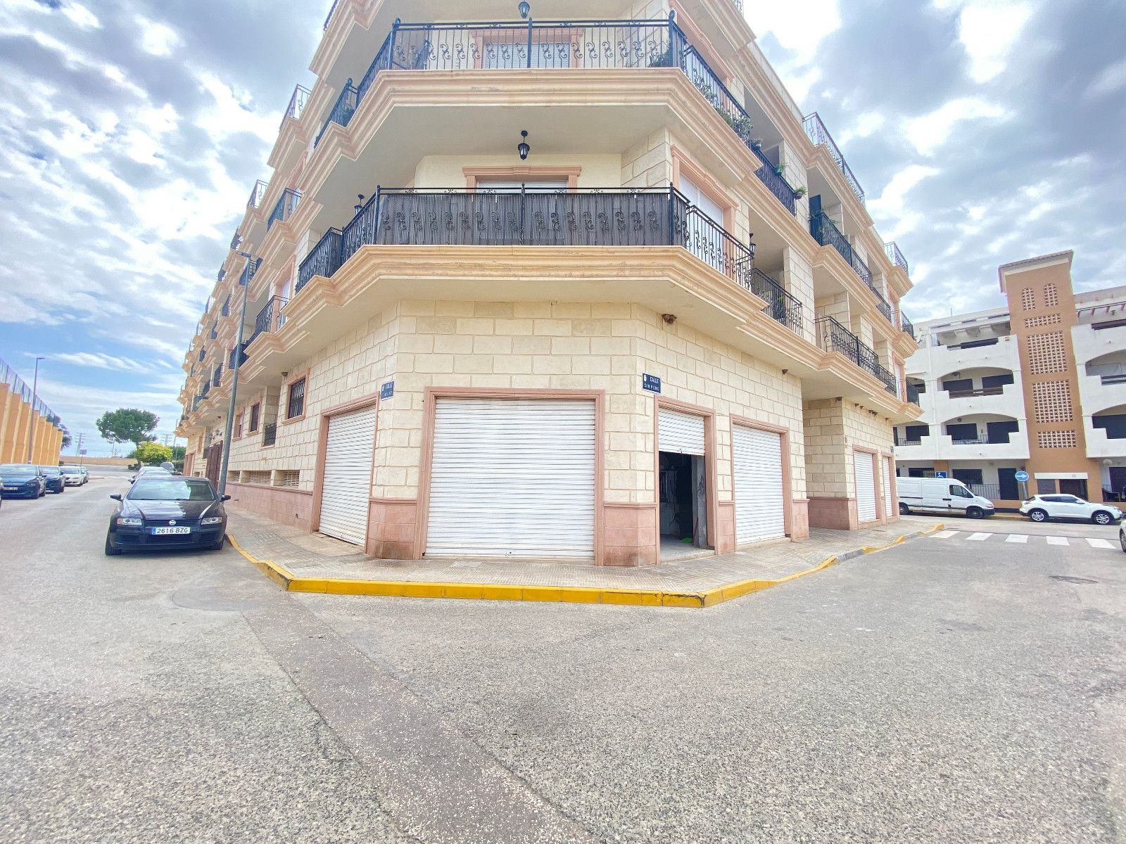Local comercial 1 habitación 84m² en venta - Pueblo 5