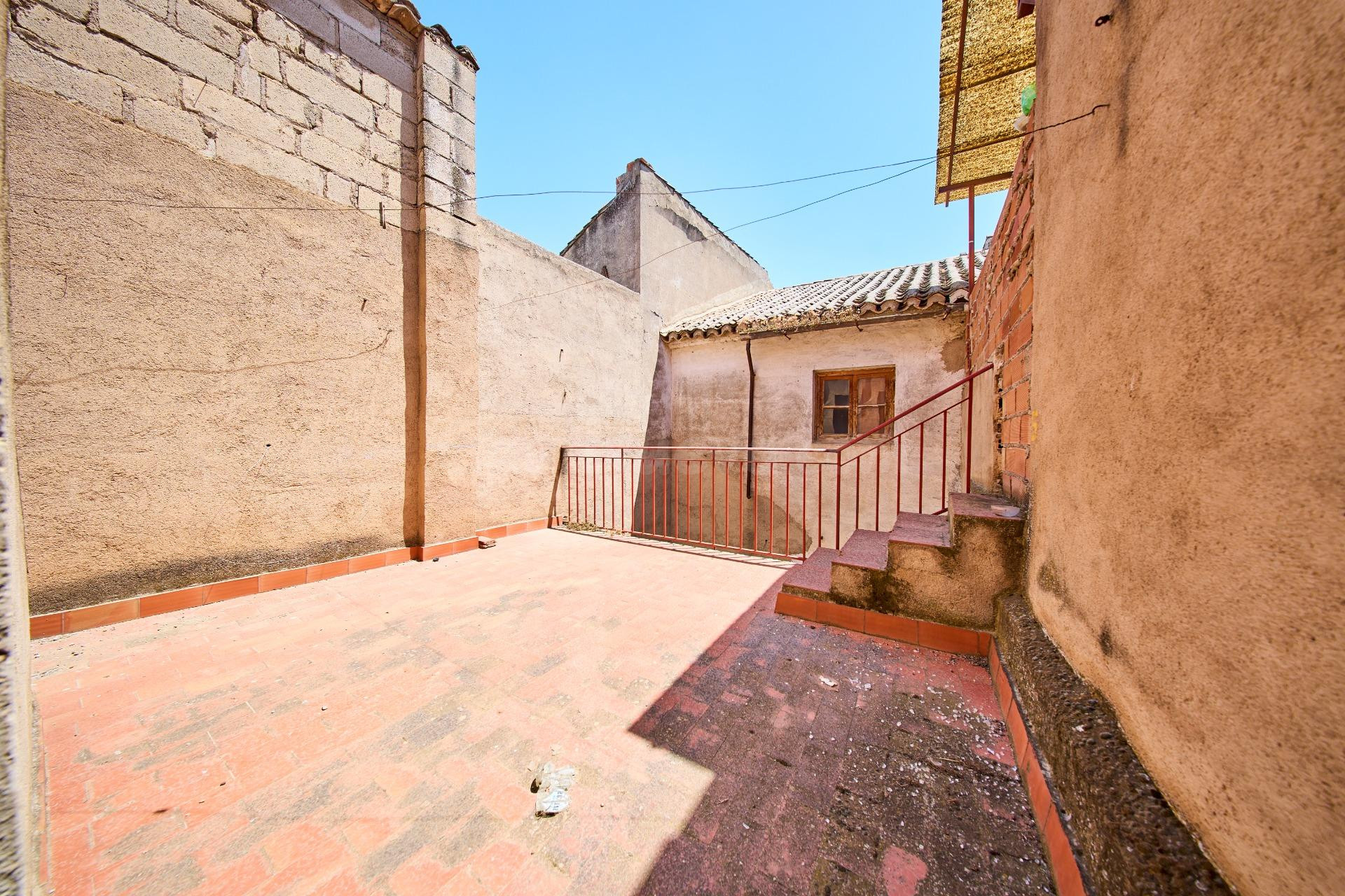 Casa con exterior para reformar - foto 4