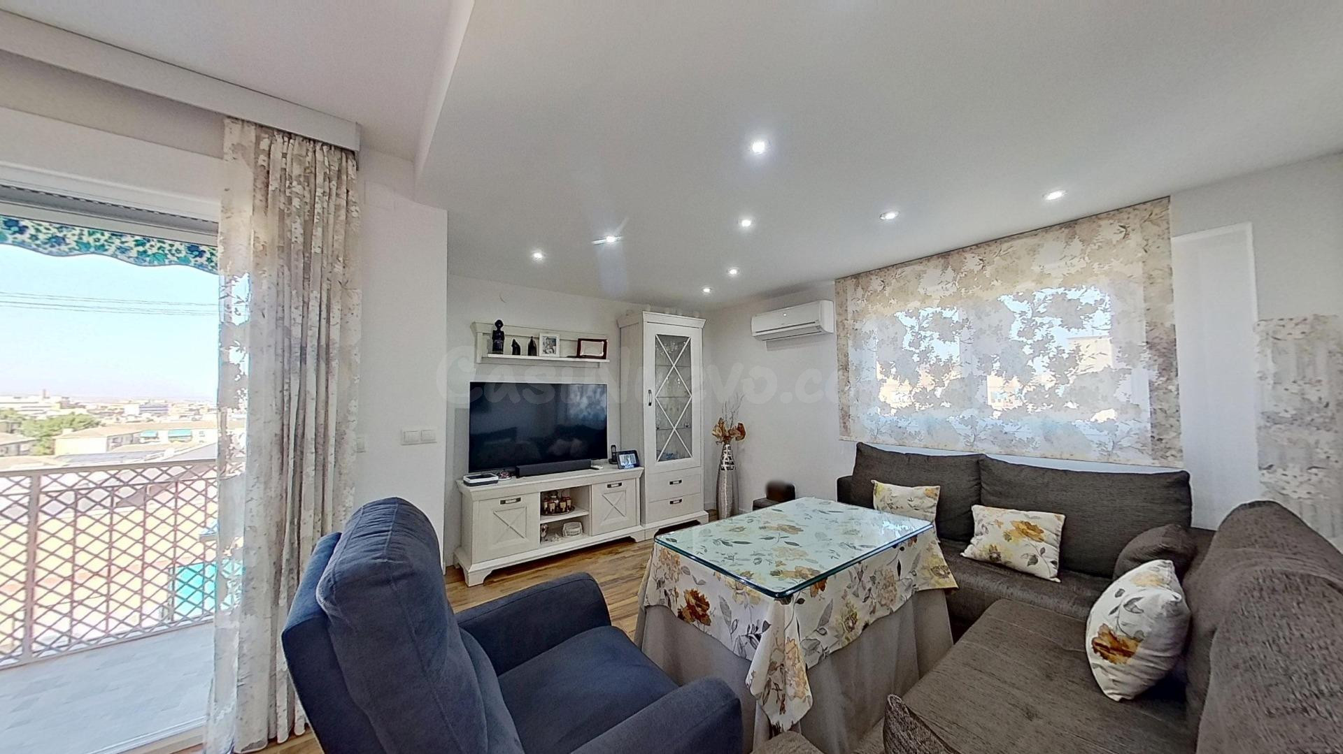 Piso reformado todo exterior con terraza, amplio salón, 3 dormitorios y 1 baño