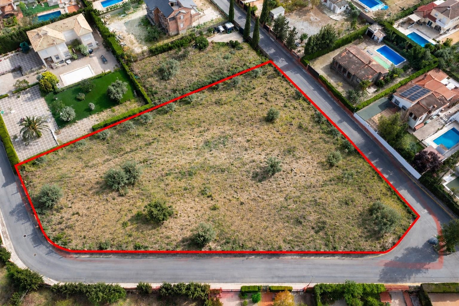 GRAN PARCELA DE 3.622 M2 EN URBANIZACIÓN ALIJARES – OTURA | 