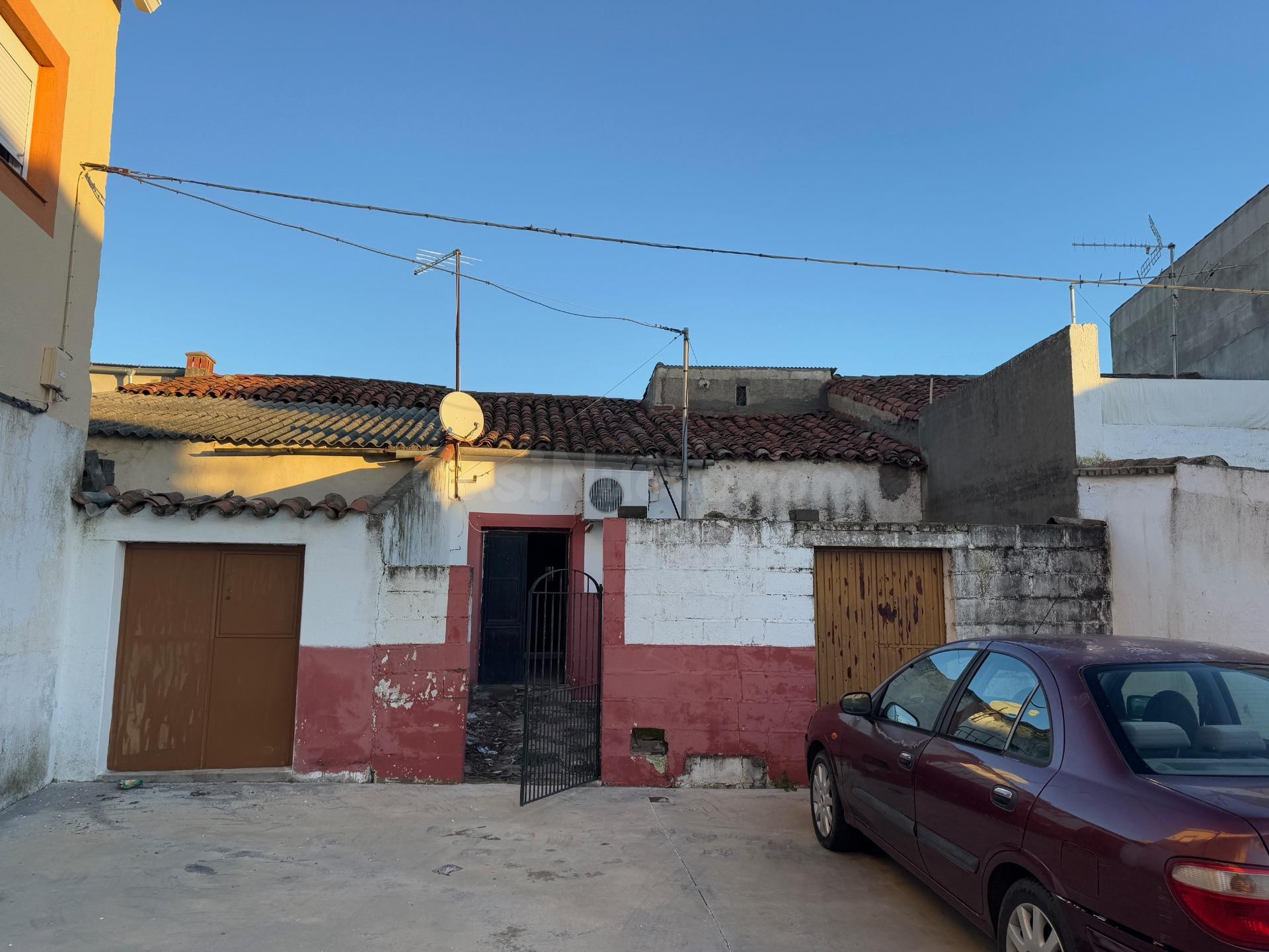 CASABANCO VENDE CASA  EN ALMOHARIN