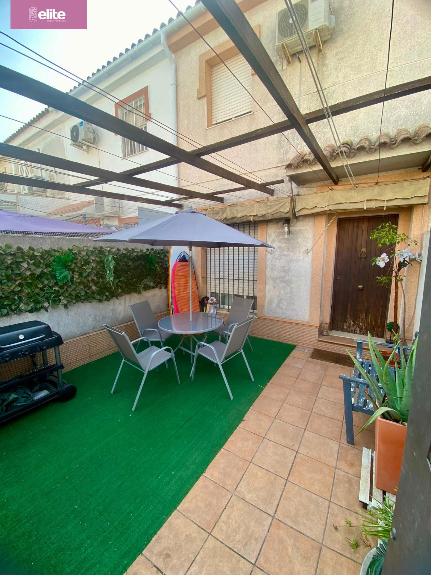 MAGNIFICA CASA UNIFAMILIAR CON PATIO EN PARQUE ALTO