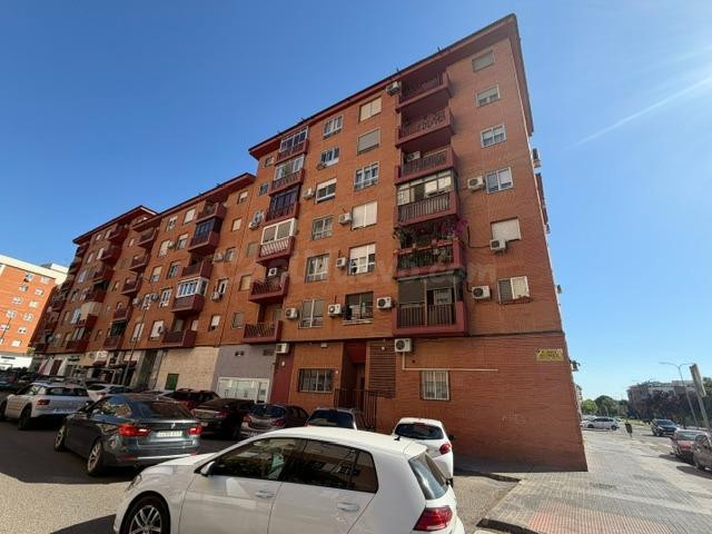CASABANCO VENDE PISO DE CUATRO DORMITORIOS EN BADAJOZ