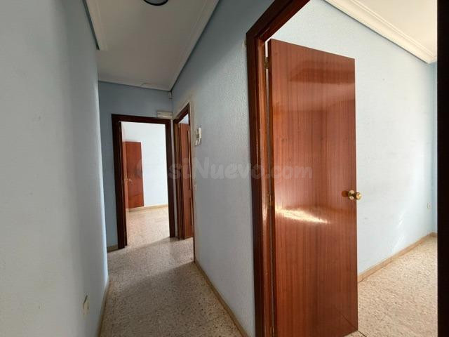 CASABANCO VENDE PISO DE CUATRO DORMITORIOS EN BADAJOZ - foto 2