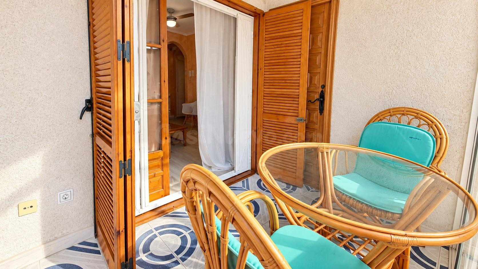 Planta baja con terraza, piscina y salida directa a zonas ve - foto 4