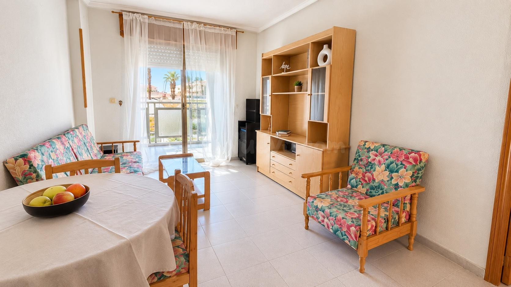 Apartamento amueblado con amplia terraza y vistas a la Laguna Rosa en San Luis, Torrevieja