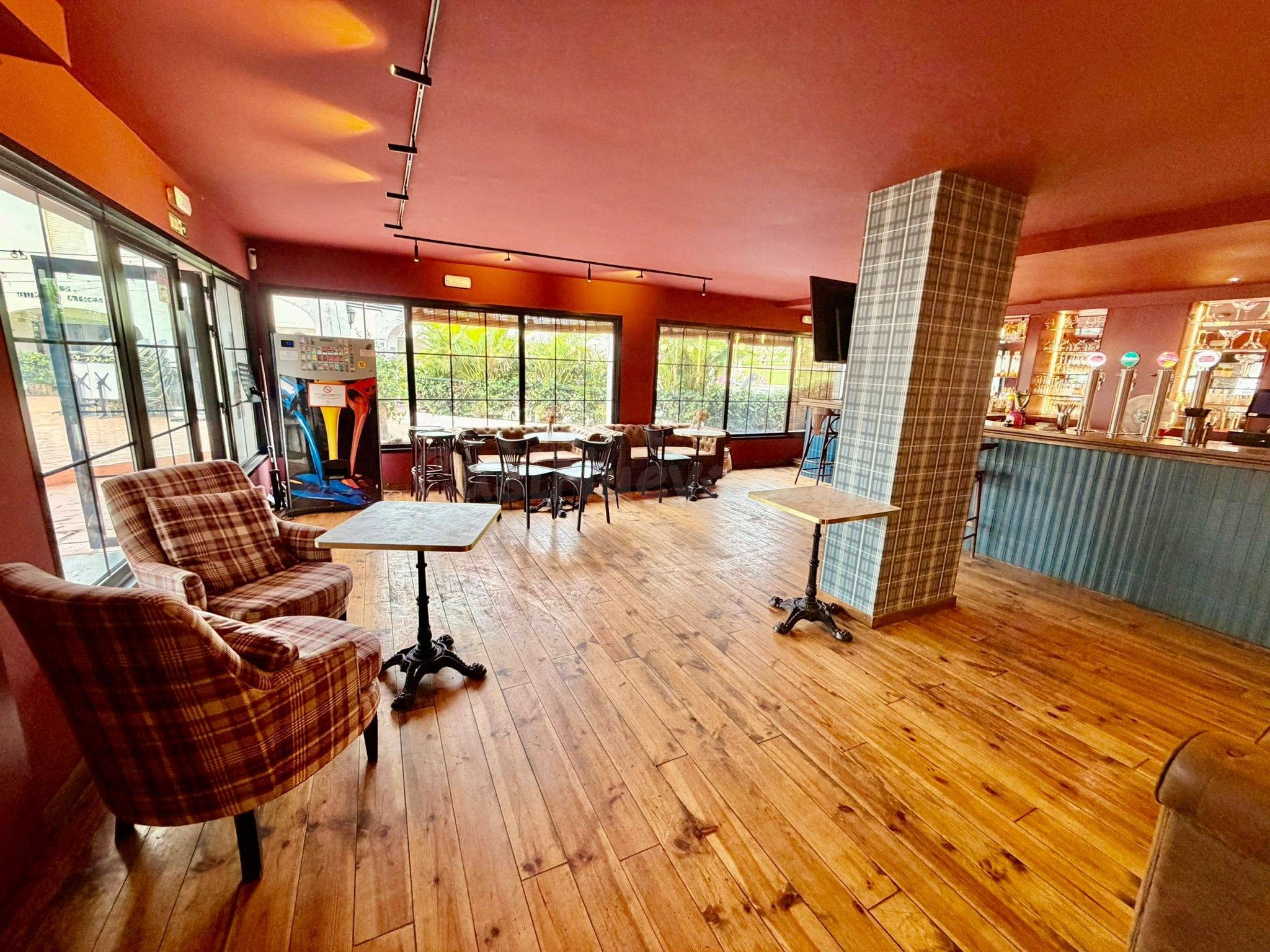 TRASPASO DE BAR–RESTAURANTE DE 200 M2 EN BENALMÁDENA, CERCA  - foto 3