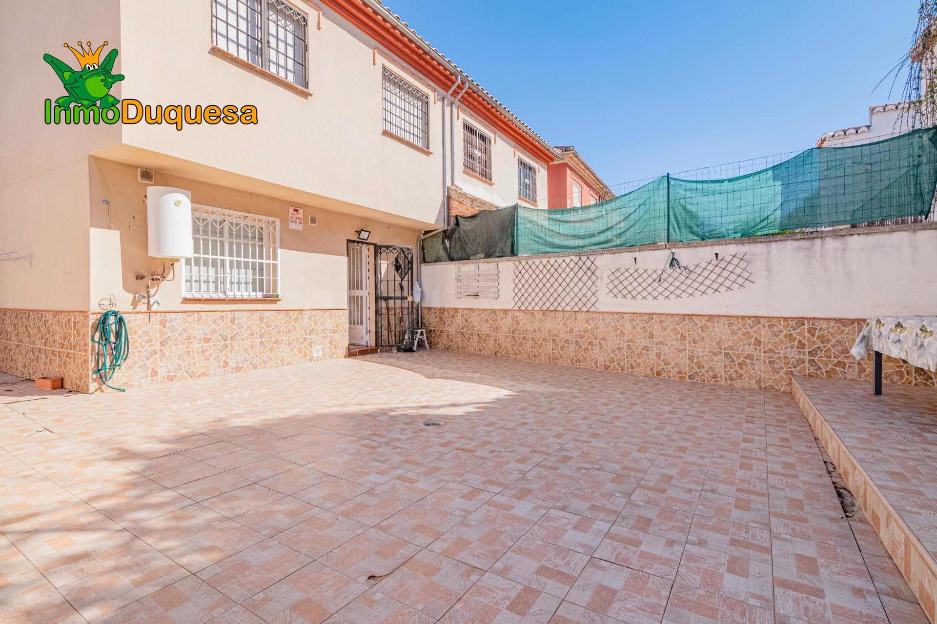 Casa pareada en JUN. Con patio de 90 m2.