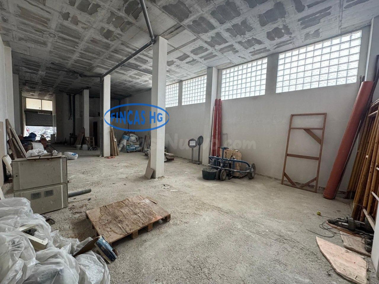 Amplio local comercial cerca de Av de Novelda