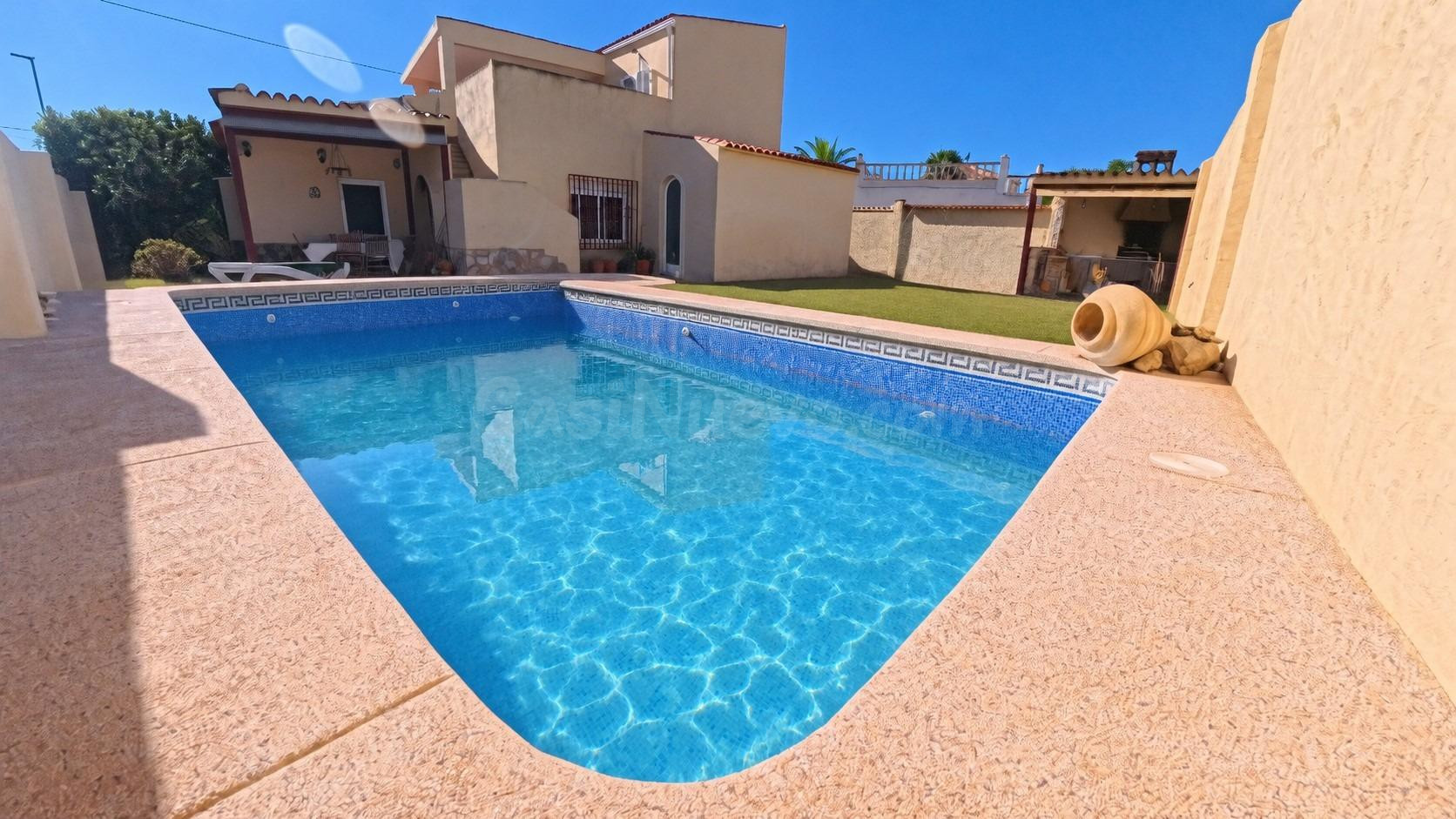 Chalet de cinco dormitorios, piscina y parking con parcela d