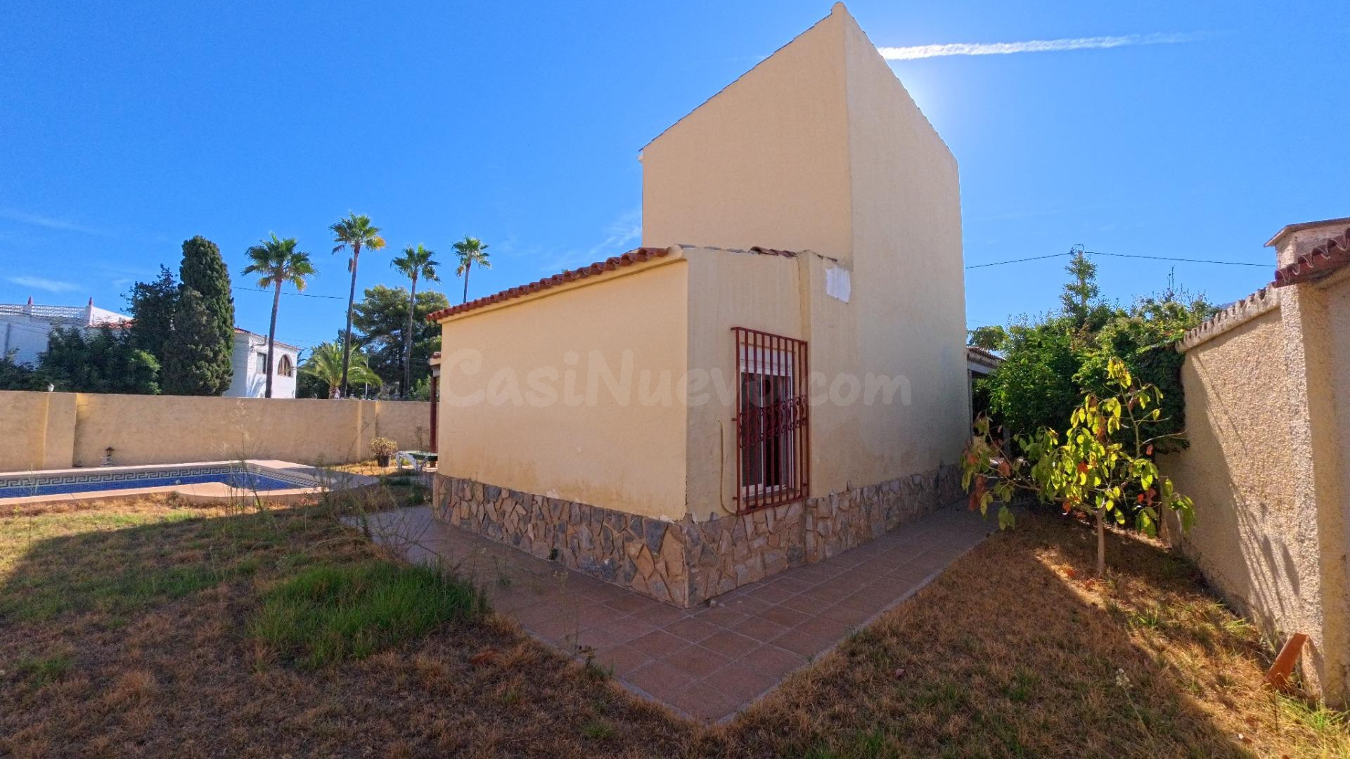 Chalet de cinco dormitorios, piscina y parking con parcela d - foto 3