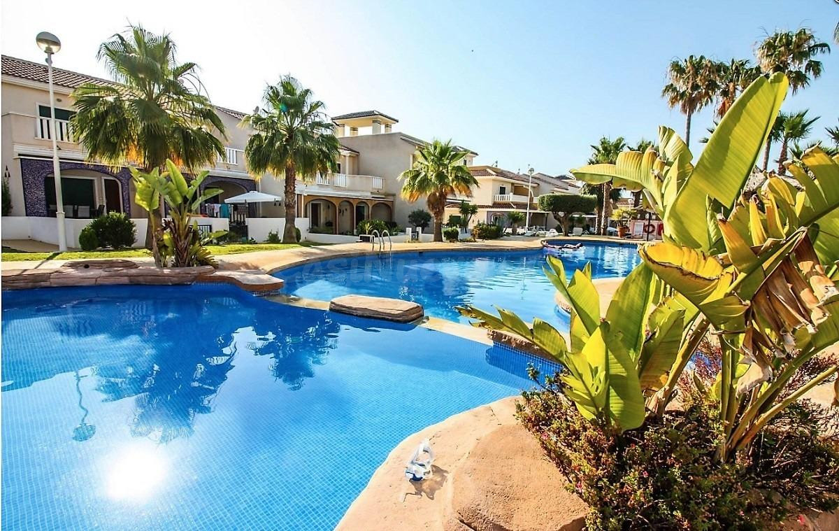 Apartamento en Albamar con 2 dormitorios y jardin - foto 2