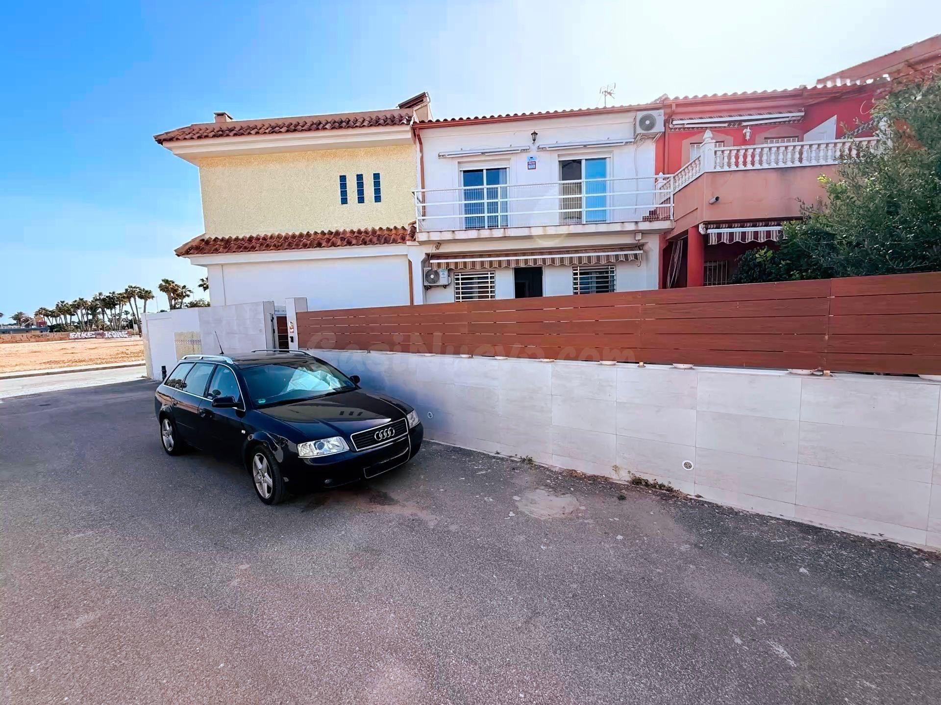 Moderna Vivienda con Terraza y Ubicación Privilegiada en Los Narejos