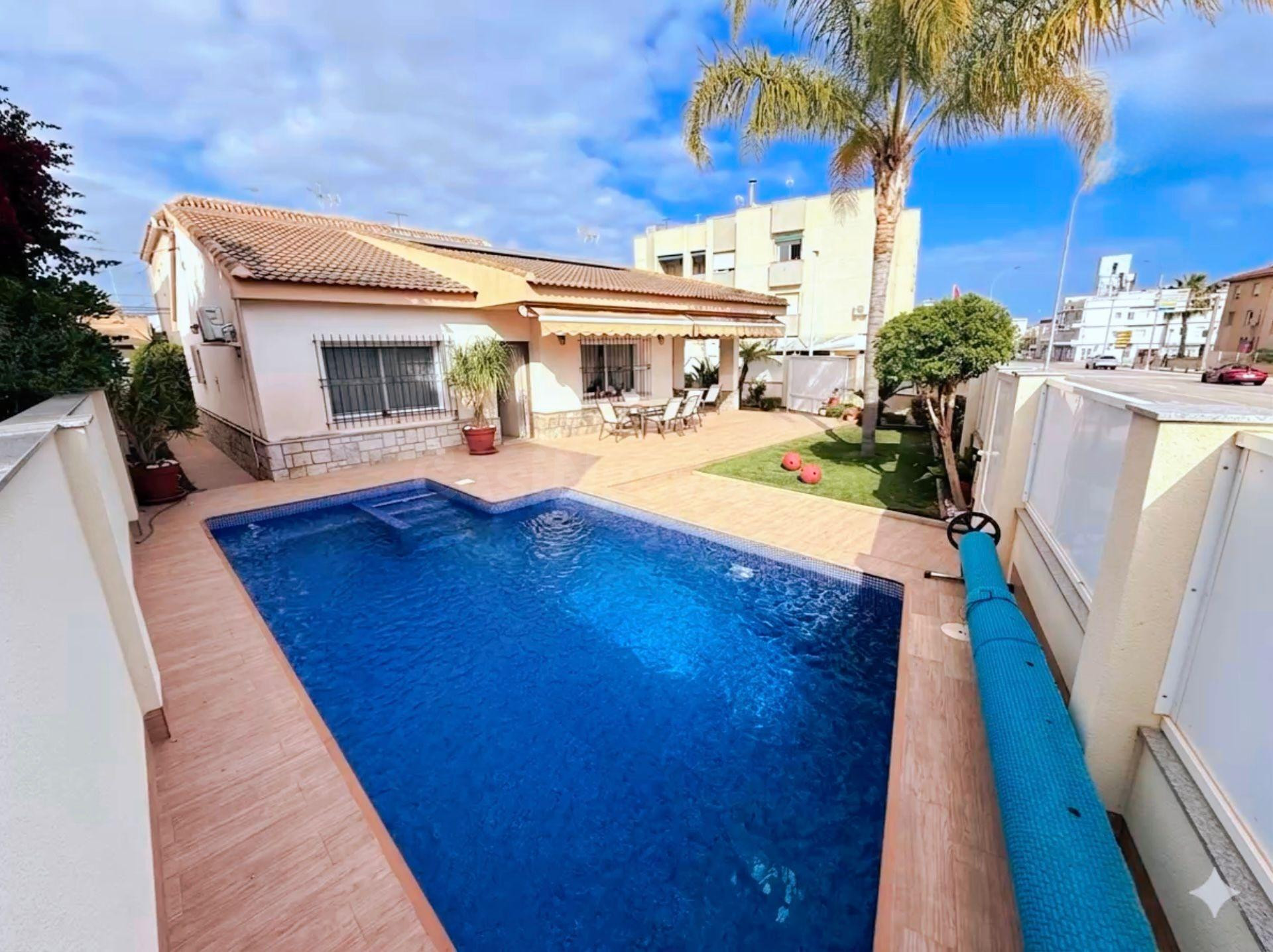 Exclusivo Chalet Independiente en Santiago de la Ribera con 