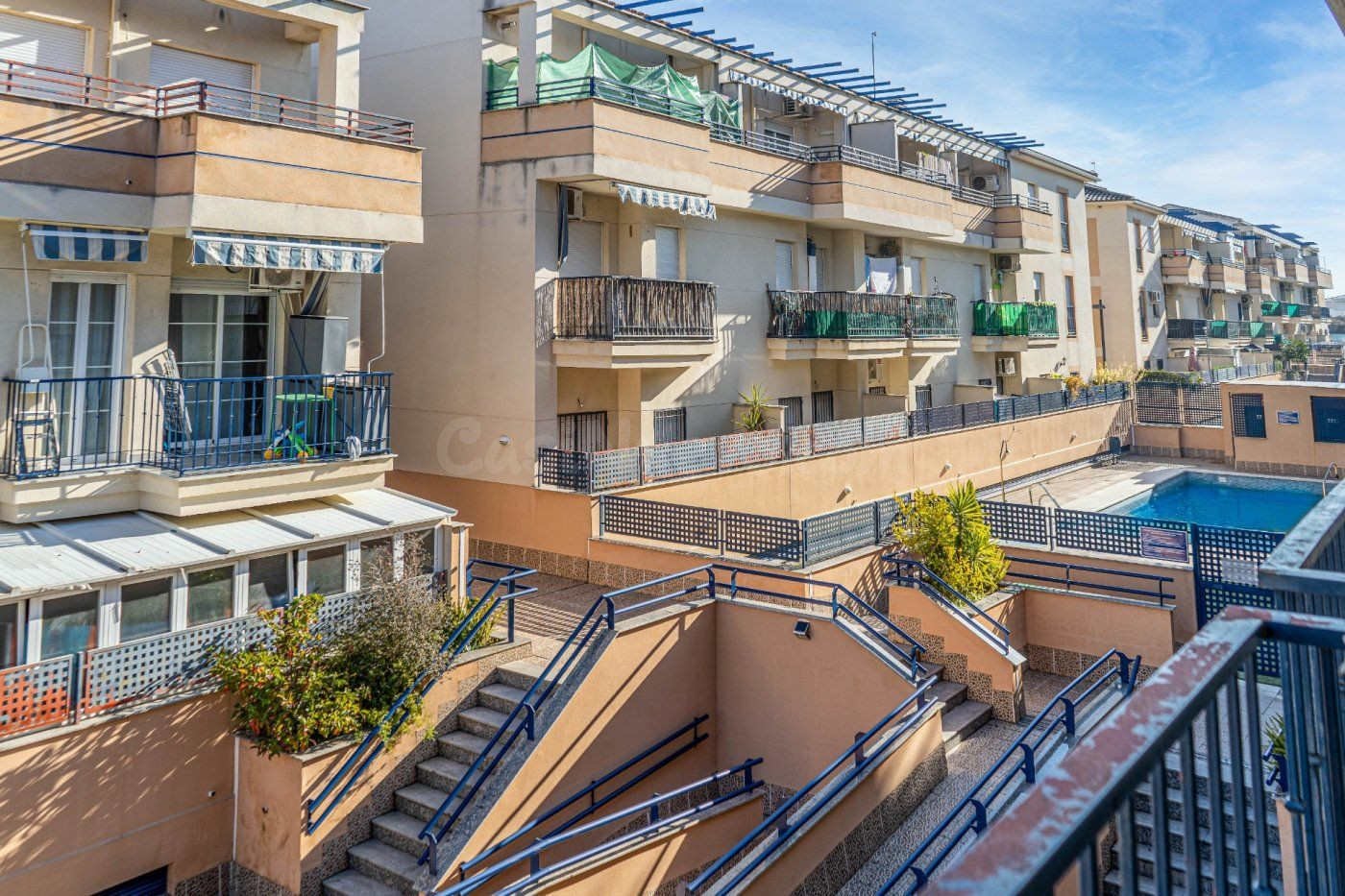 Piso de dos dormitorios, garaje, amueblado, y piscina comuni