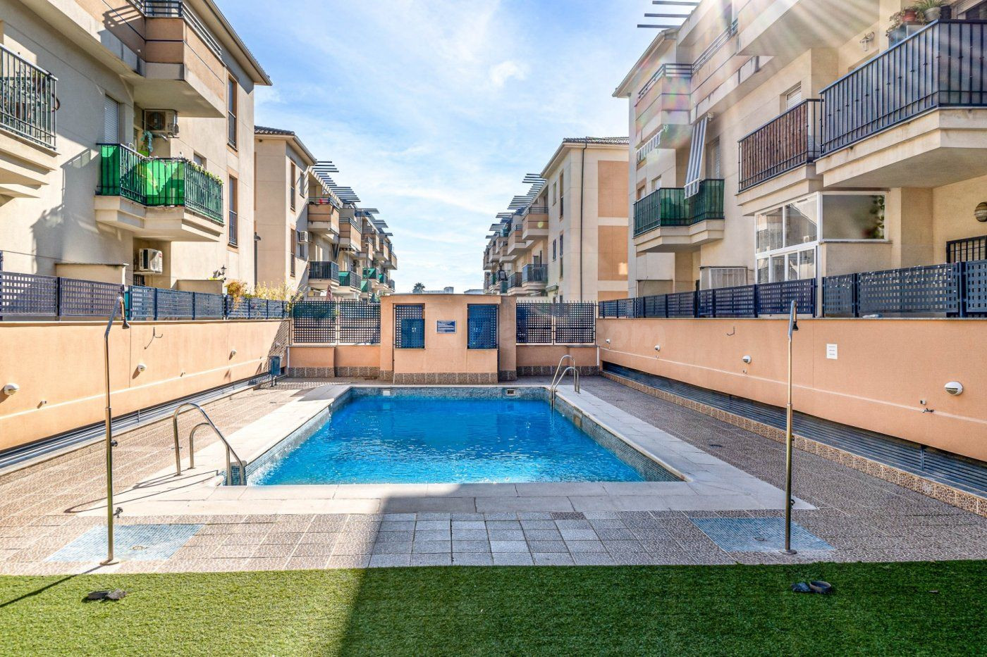 Piso de dos dormitorios, garaje, amueblado, y piscina comuni - foto 3