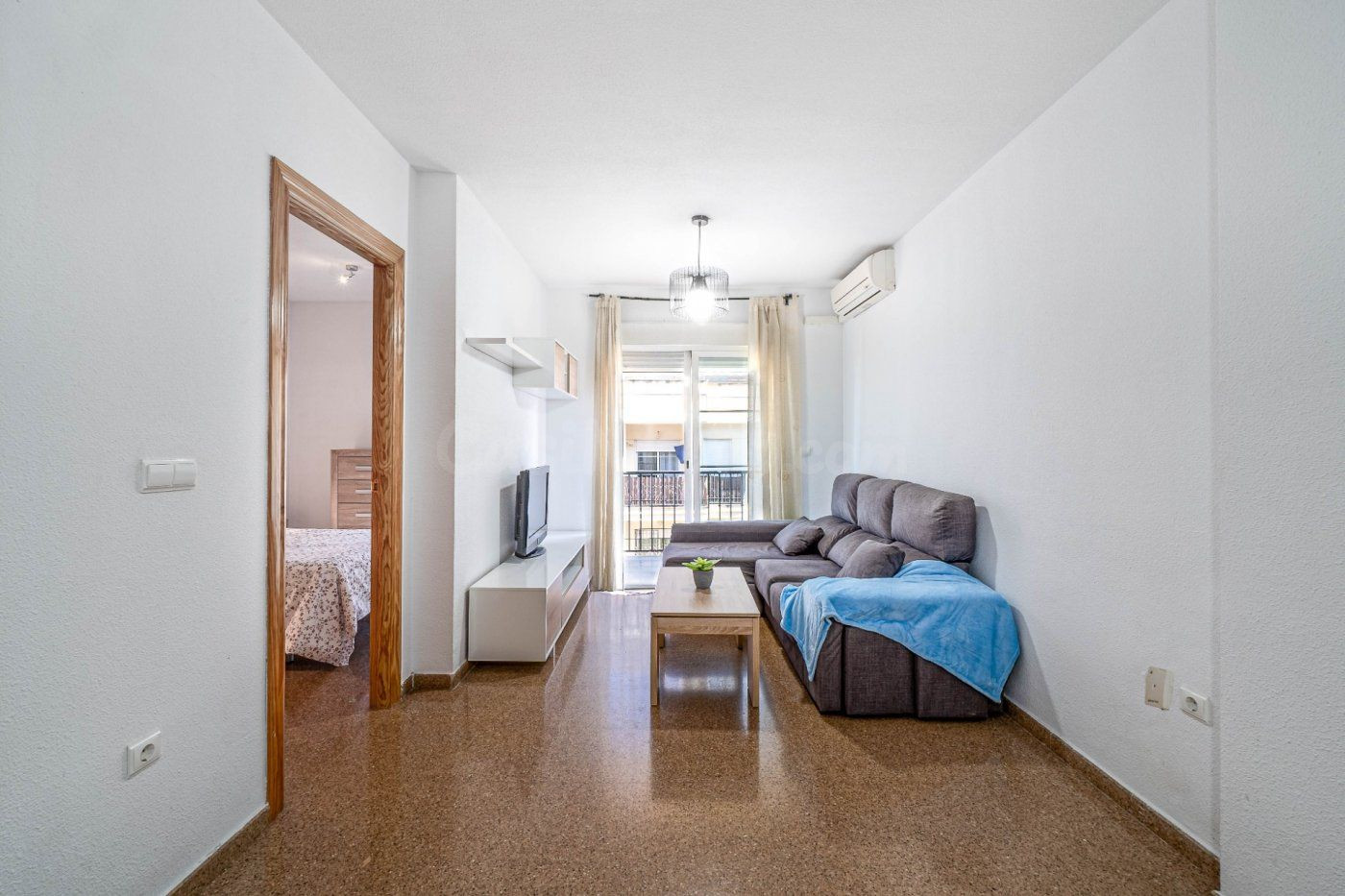 Piso de dos dormitorios, garaje, amueblado, y piscina comuni - foto 5