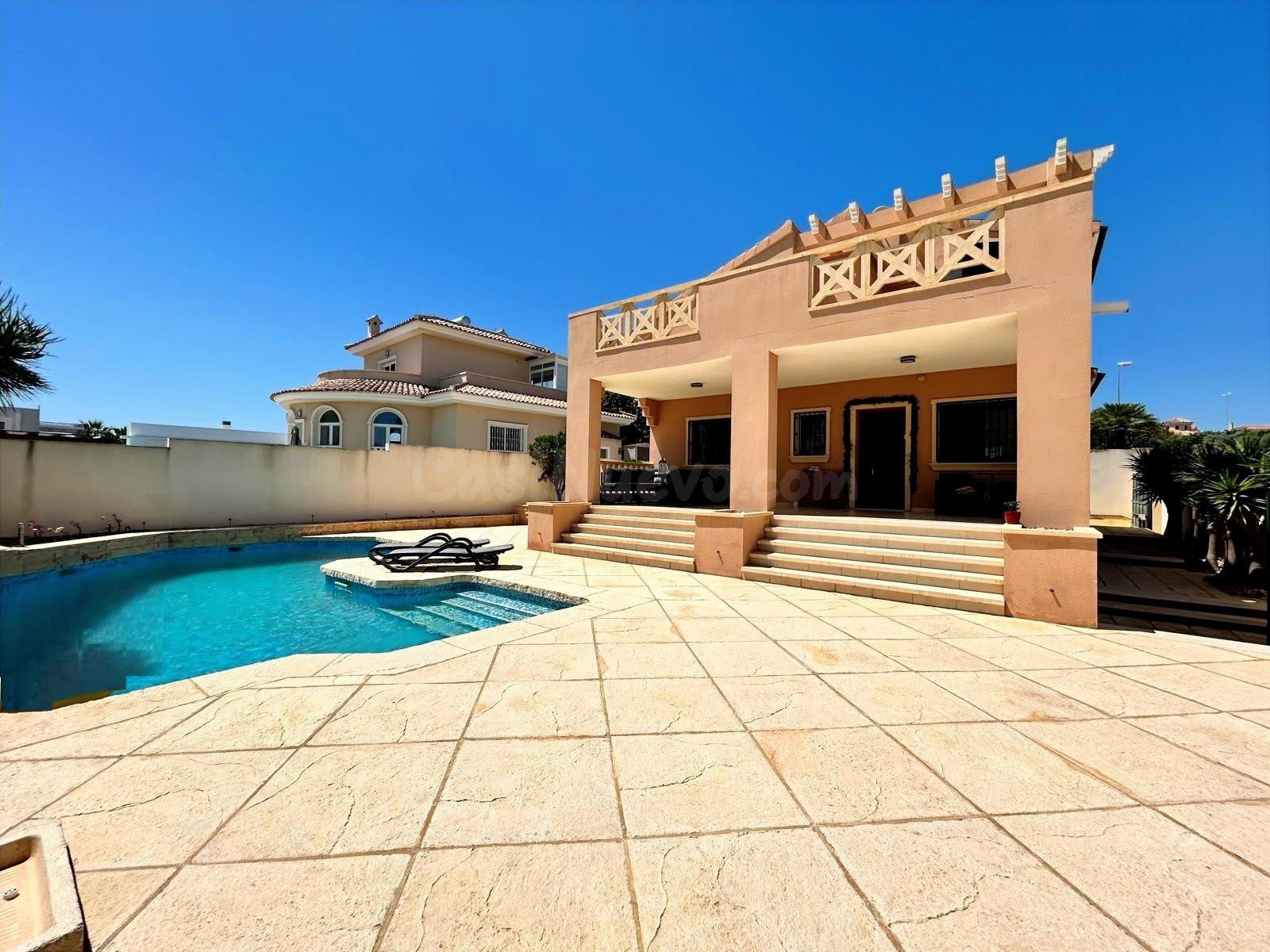 Villa independiente con piscina privada y vistas al lago en Doña Pepa, Ciudad Quesada