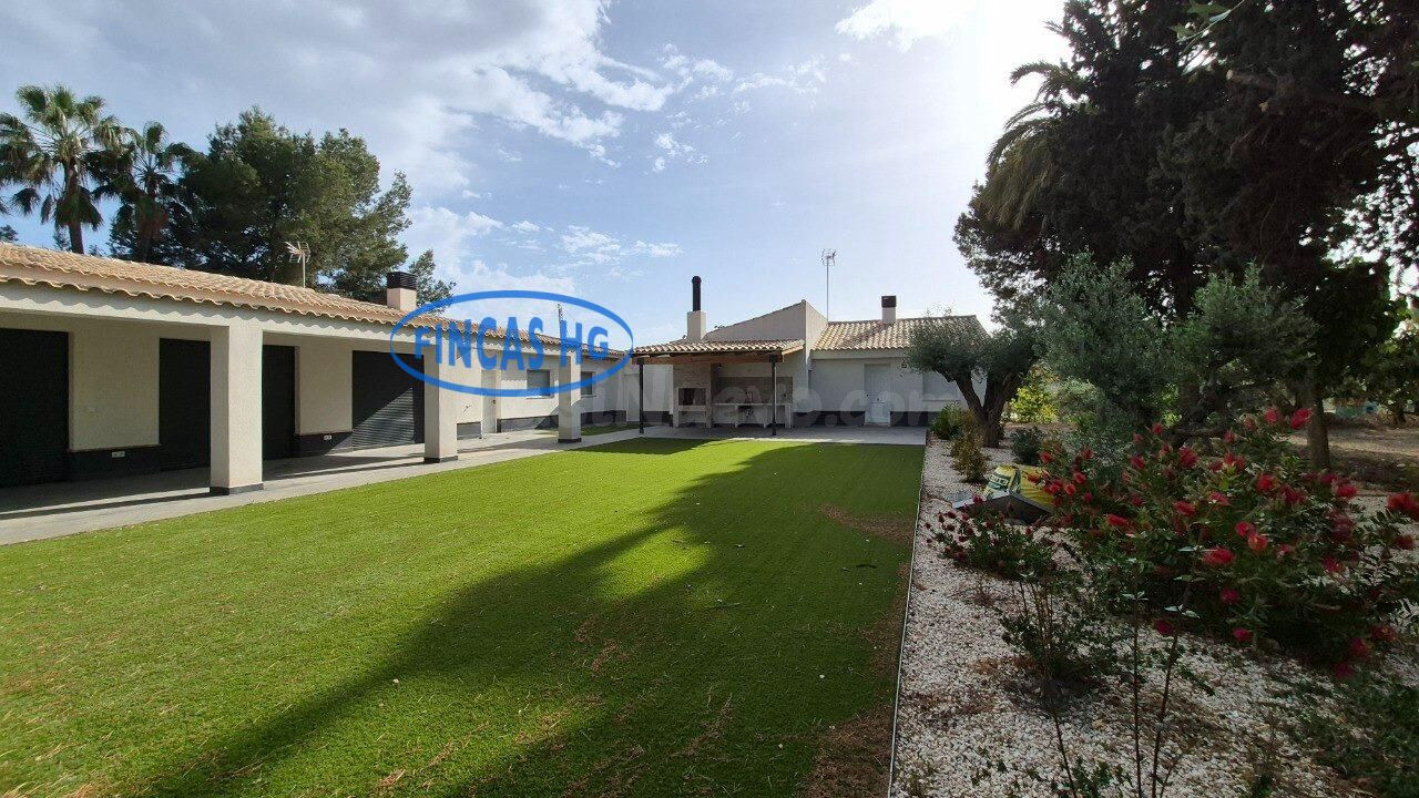 Espectacular finca de 20.775 m2 con chalet a estrenar junto 