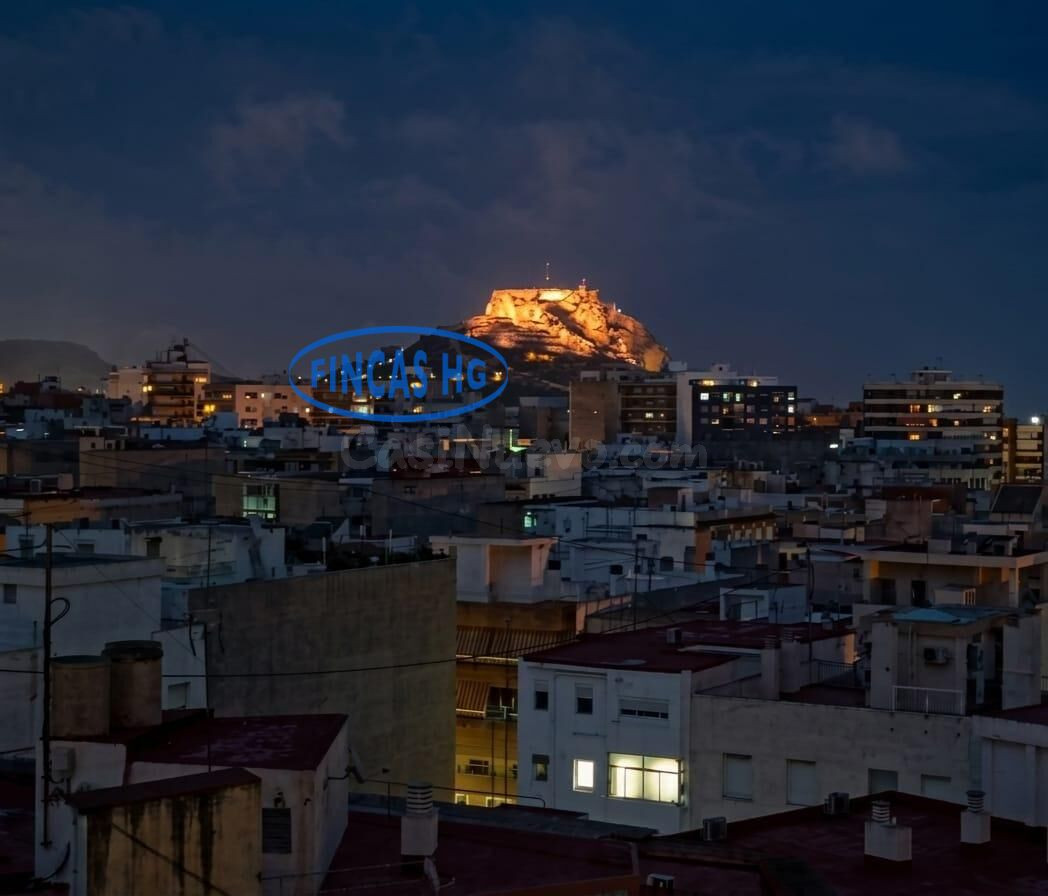 Vivienda muy amplia y luminosa situada en el barrio de San Blas