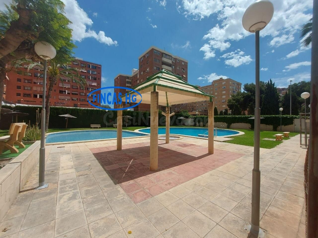 Piso con terraza, garaje opcional y urbanización completa en