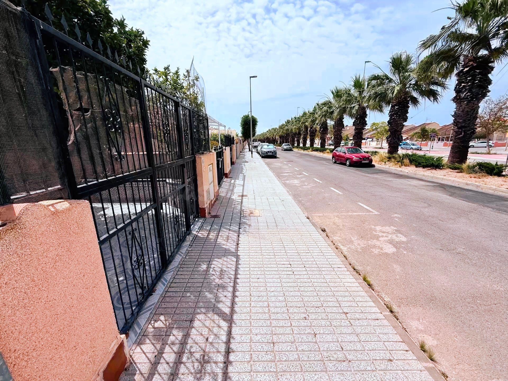 Adosado de 3 dormitorios con terraza en Los Alcázares - foto 2