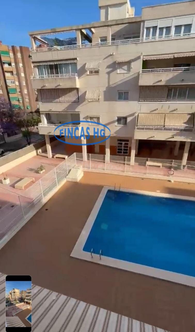Amplio piso de tres dormitorios, dos baños con piscina y terraza
