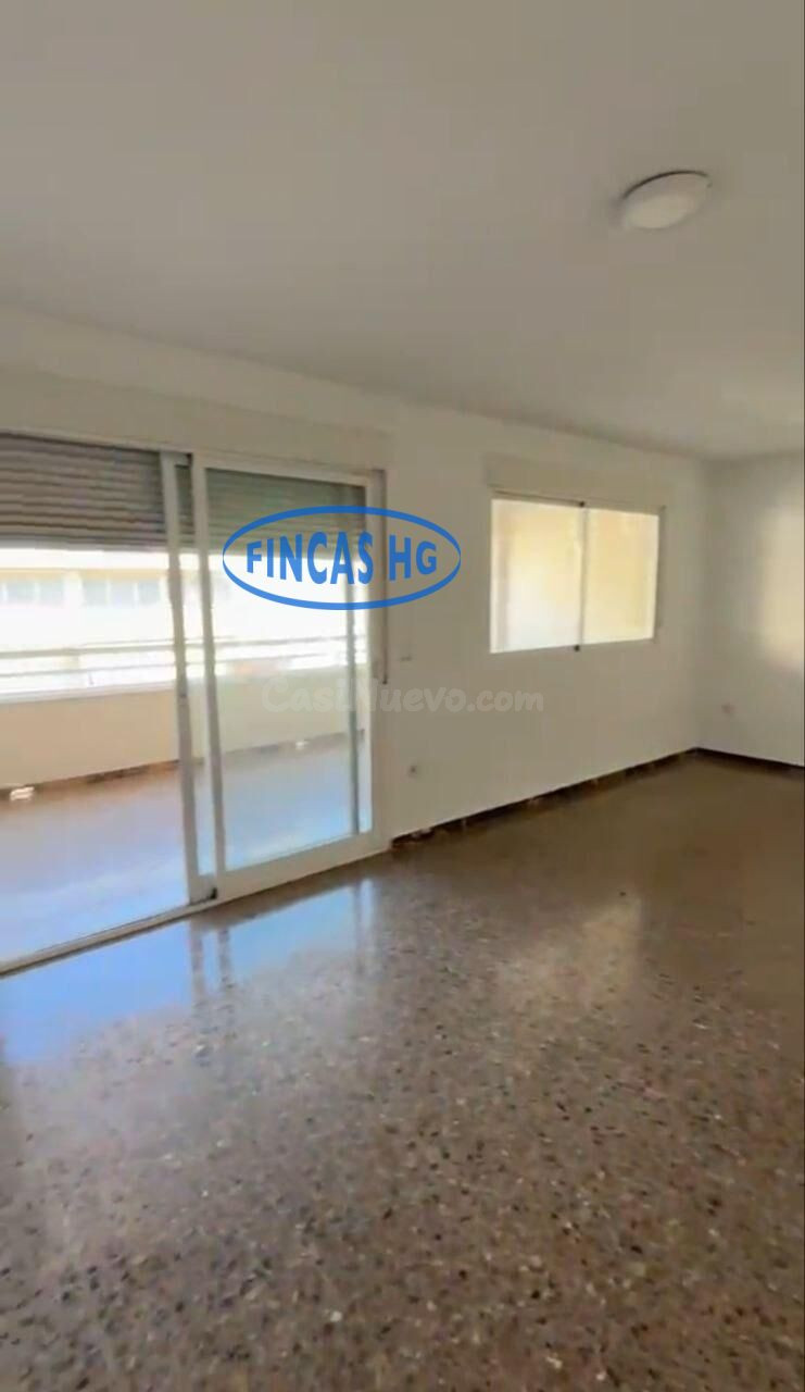 Amplio piso de tres dormitorios, dos baños con piscina y ter - foto 3