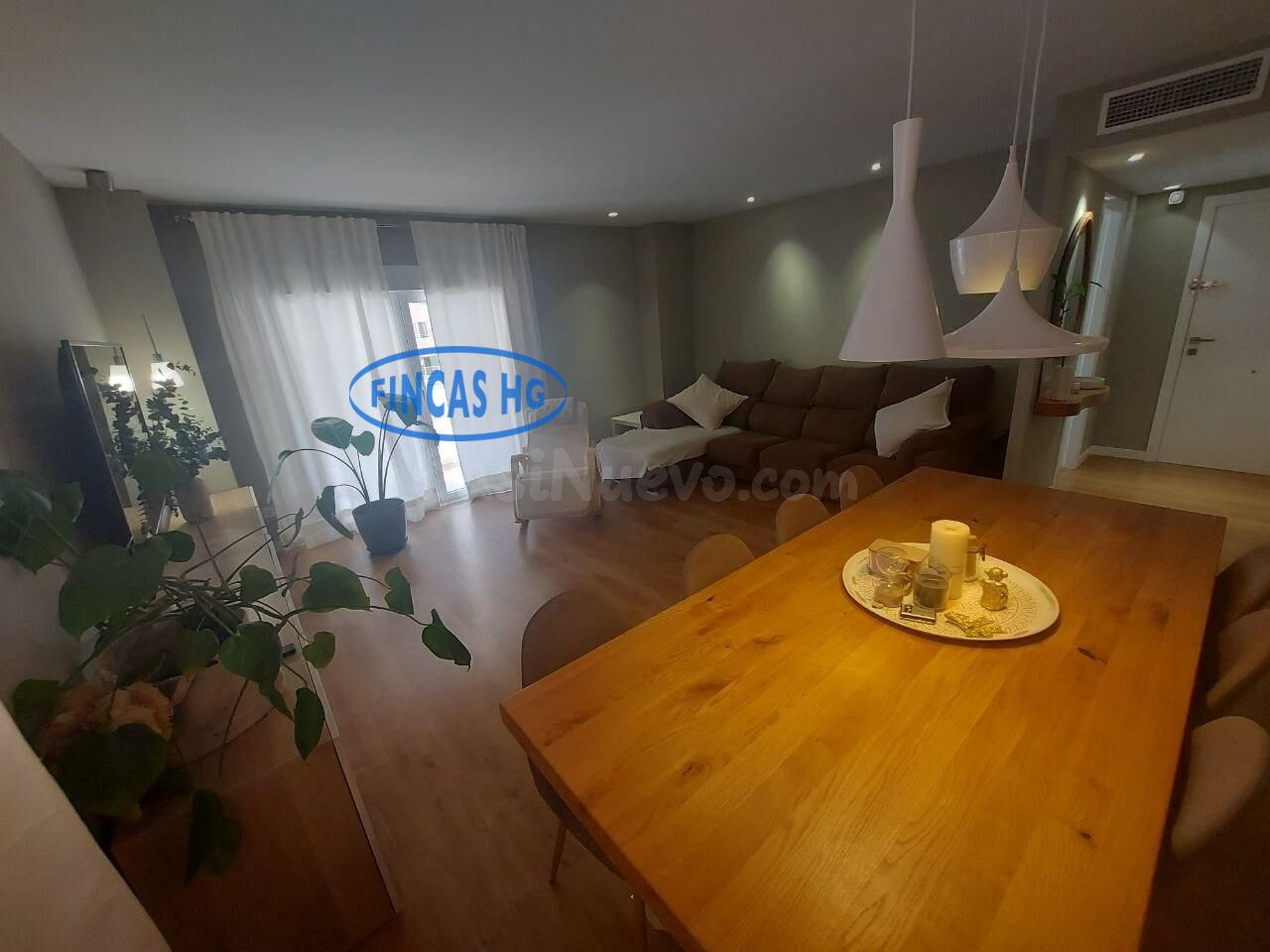 Amplia vivienda de VPO con reforma de lujo, garaje, piscina  - foto 2