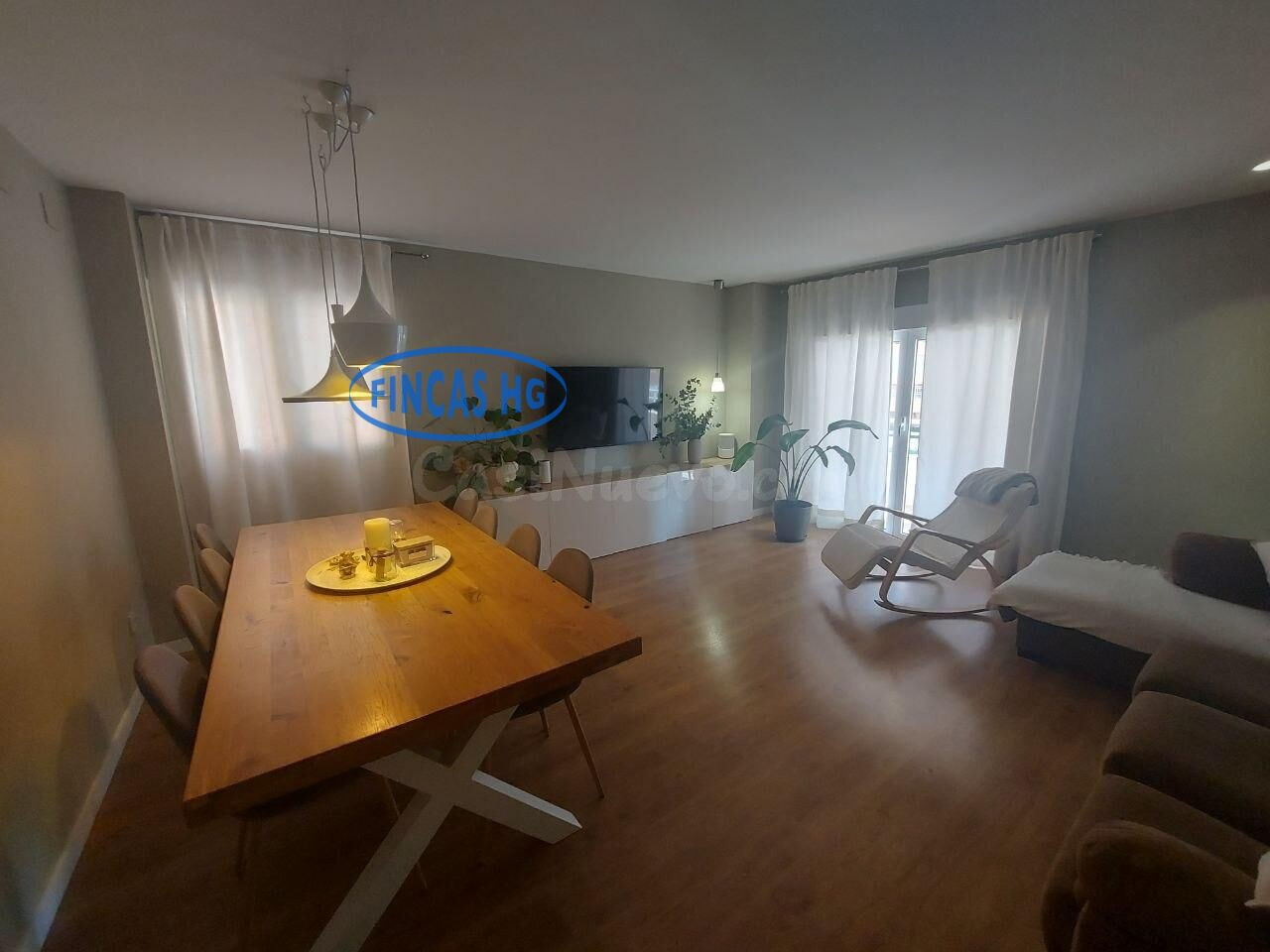 Amplia vivienda de VPO con reforma de lujo, garaje, piscina  - foto 4