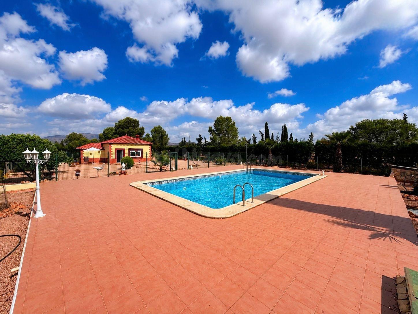 Invierta en una finca excepcional con piscina, pista de tenis y gran potencial turístico