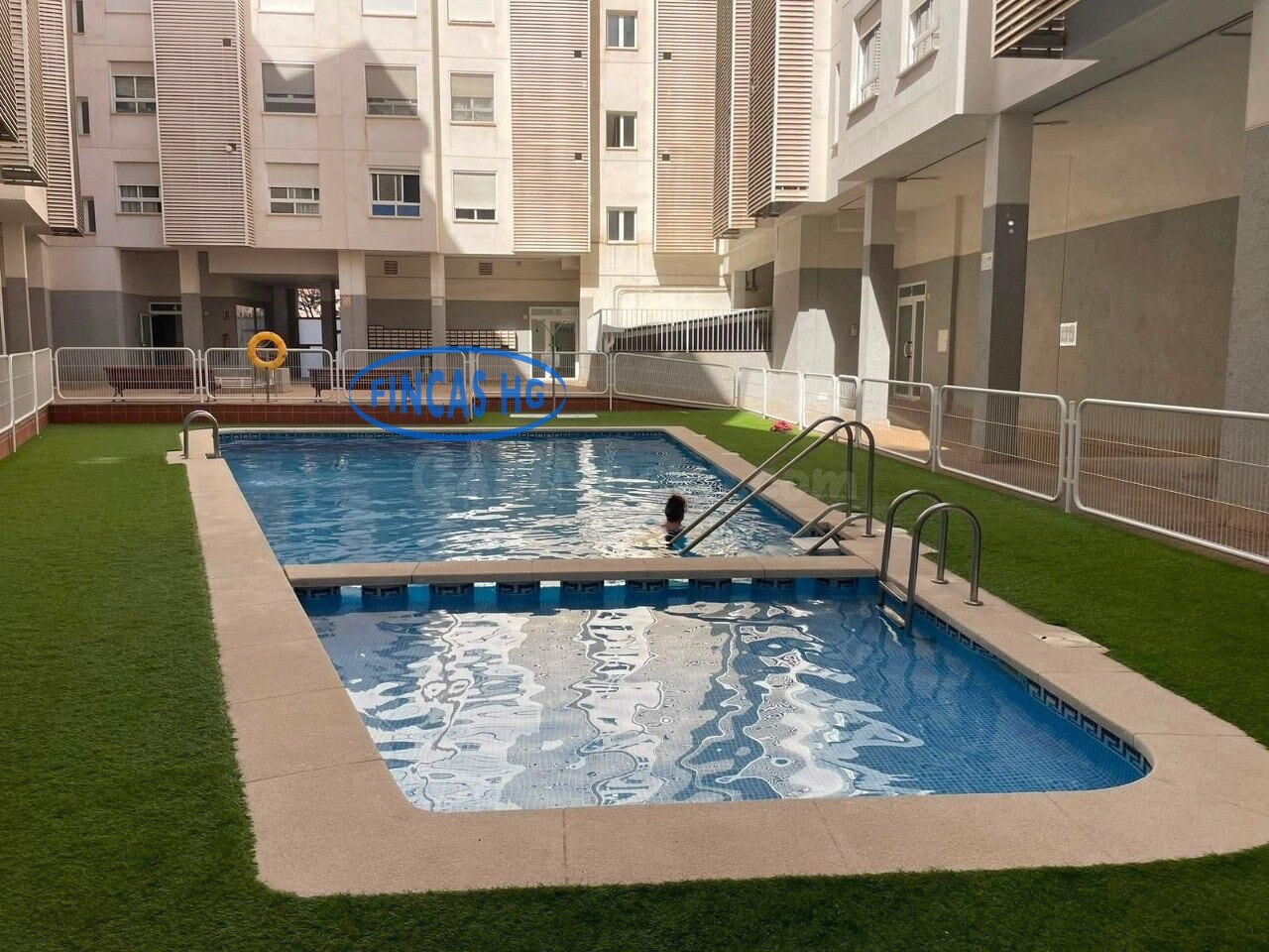 Piso muy amplio y moderno con plaza de garaje y piscina. - foto 2