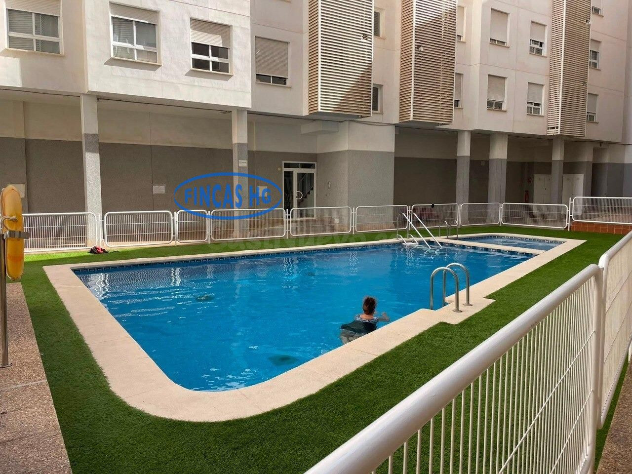 Piso muy amplio y moderno con plaza de garaje y piscina. - foto 3