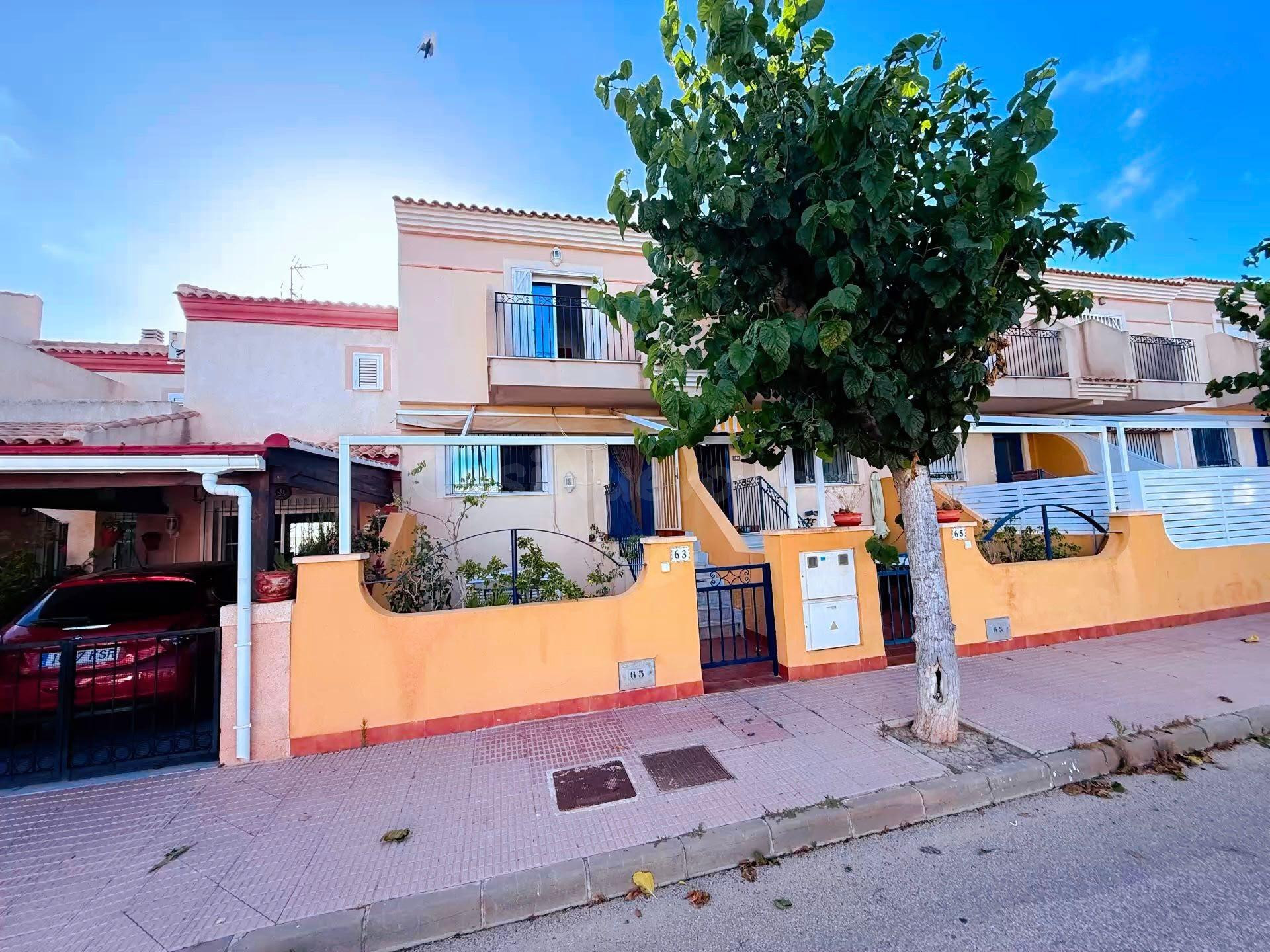 Adosado de 4 dormitorios en Los Alcázares con garaje para 2 coches y gran terraza