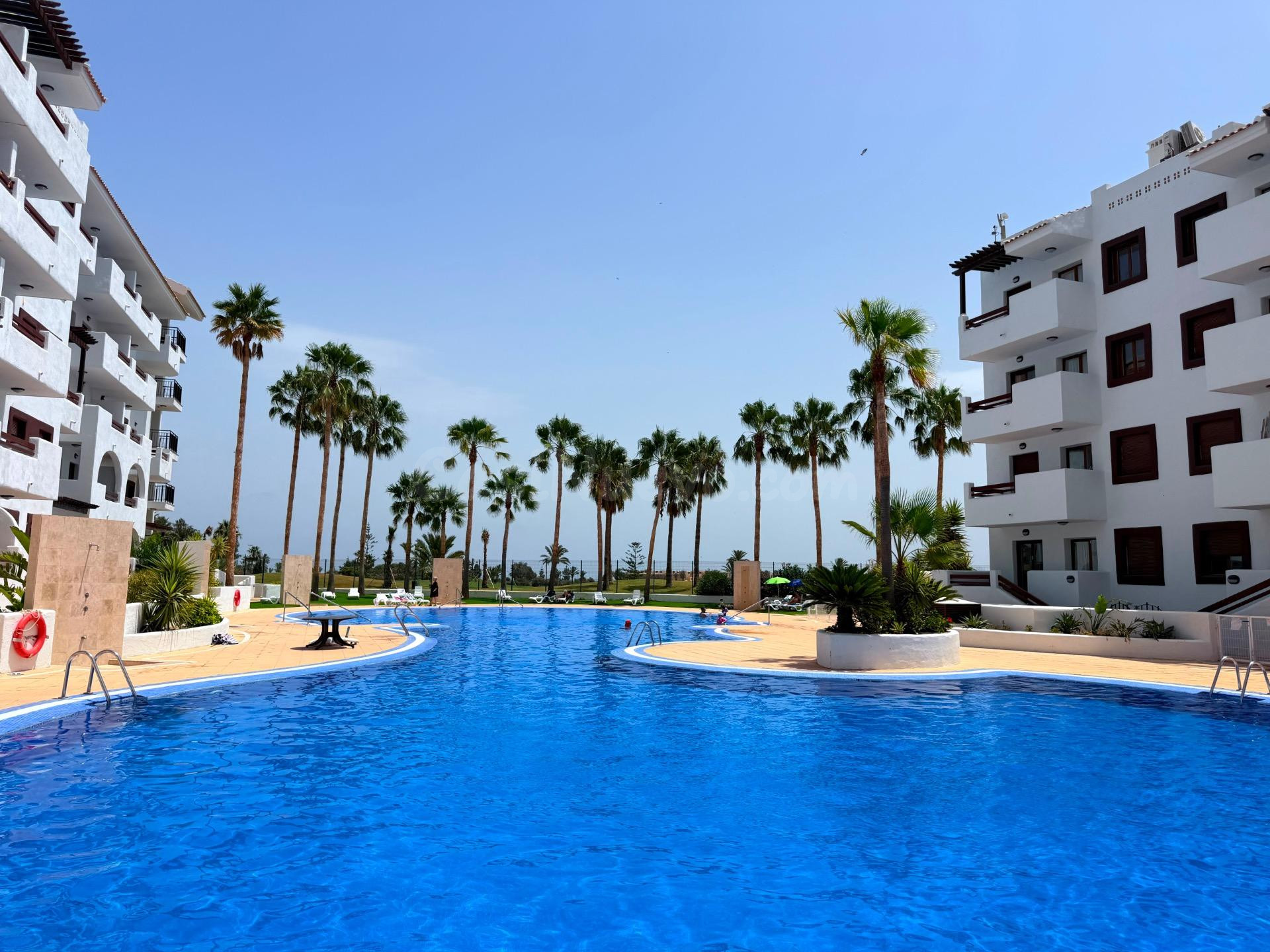 Apartamento reformado junto al golf y a 3 minutos del mar – 