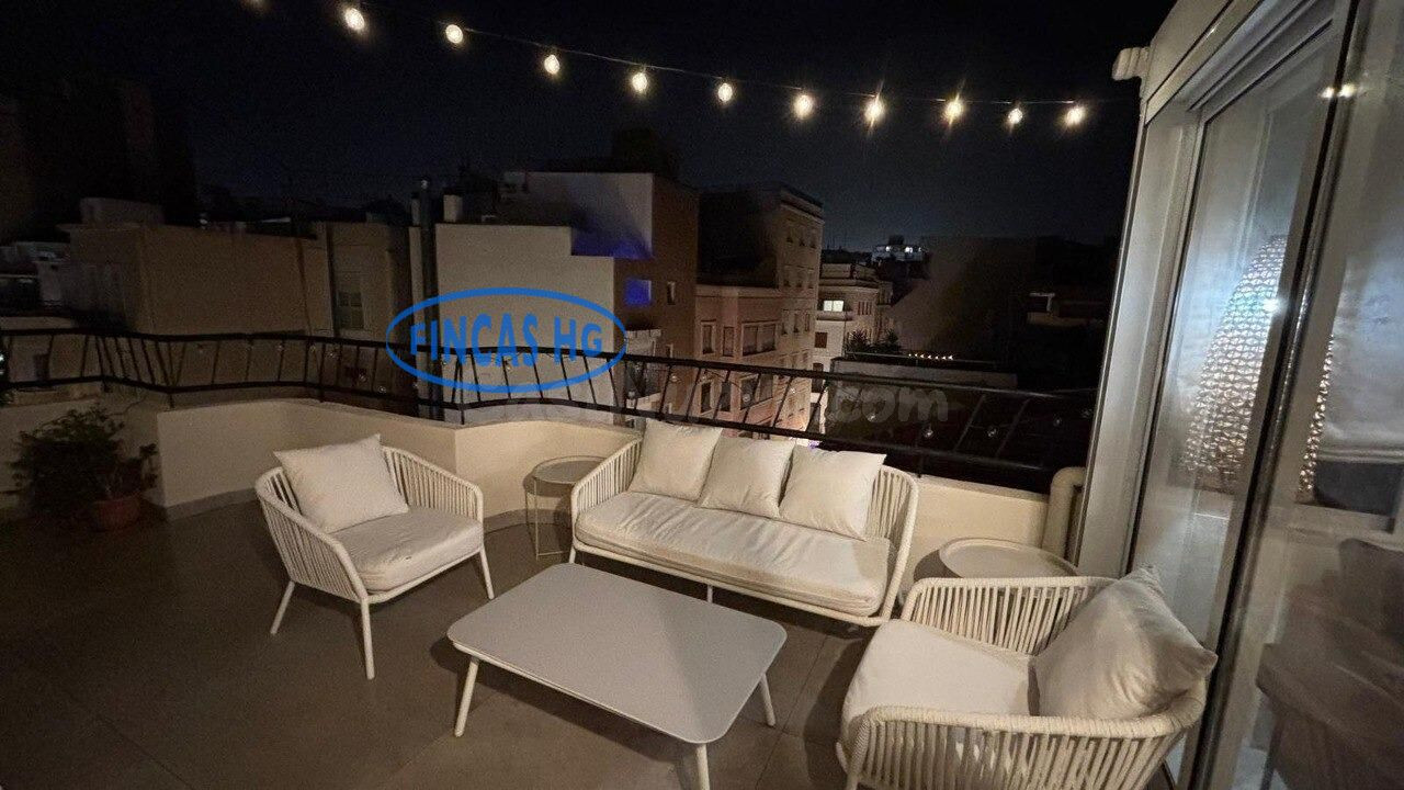 Ático completamente remodelado con fabulosa terraza en pleno - foto 3