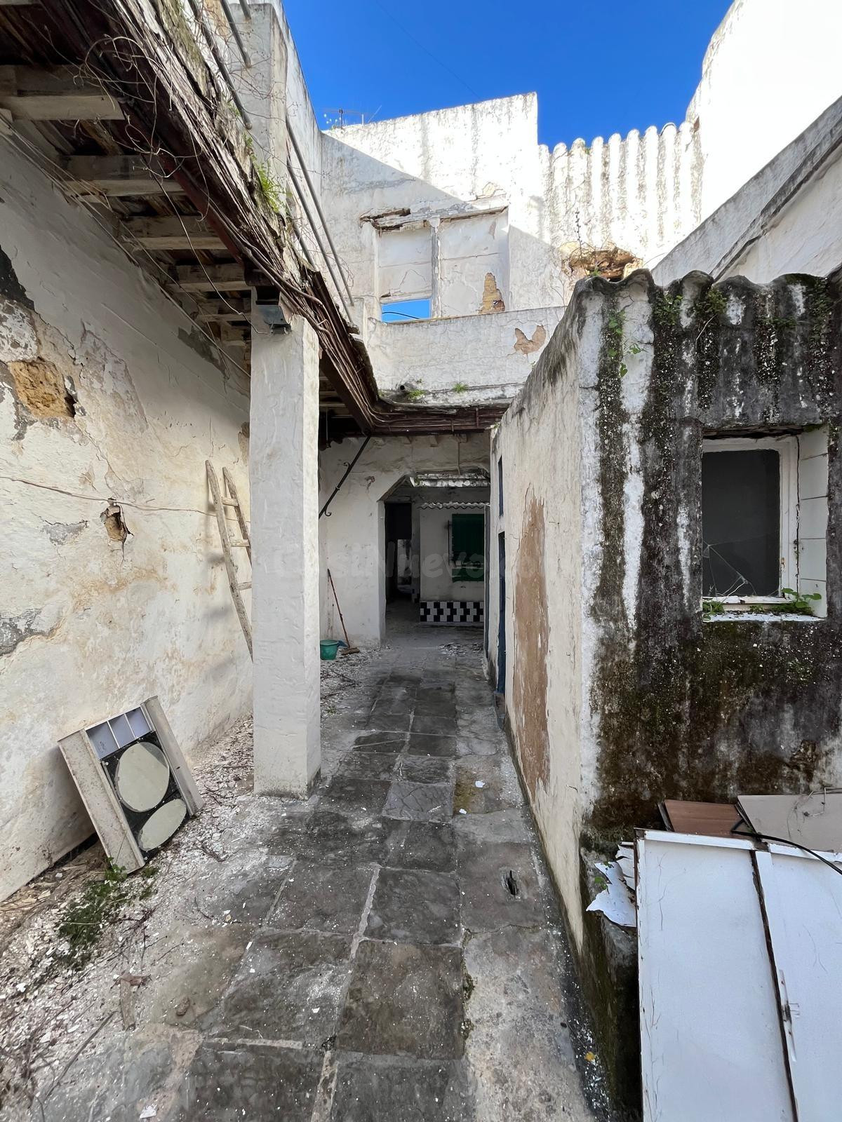 CASA CENTRO DE CHICLANA A RESTAURAR MÁS DE 100 AÑOS.